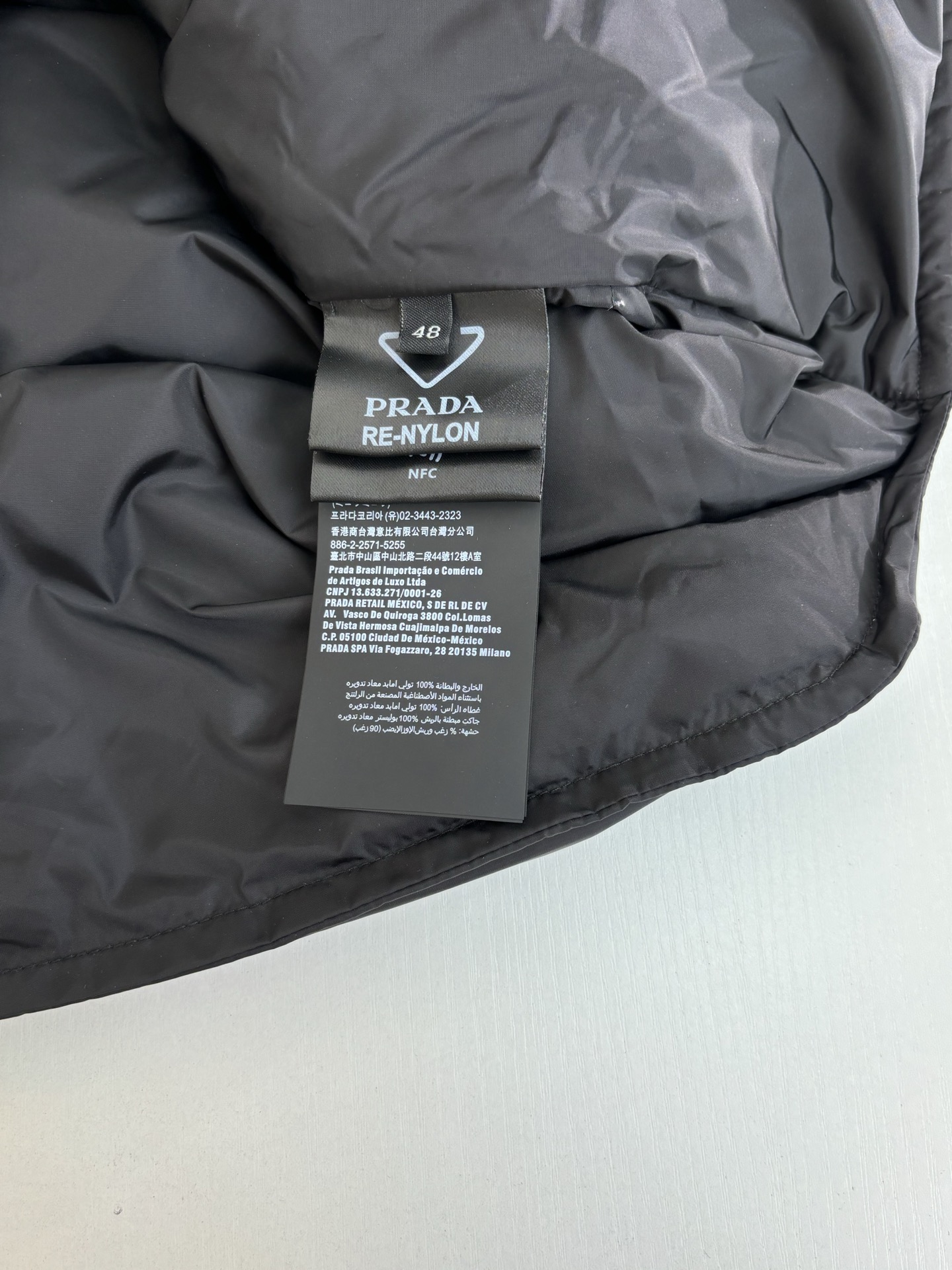 Prad*/普拉达 25秋冬新款黑标倒三角标识羽绒背心马甲定制YB防风防水尼龙材质 白鹅绒填充内里 整件