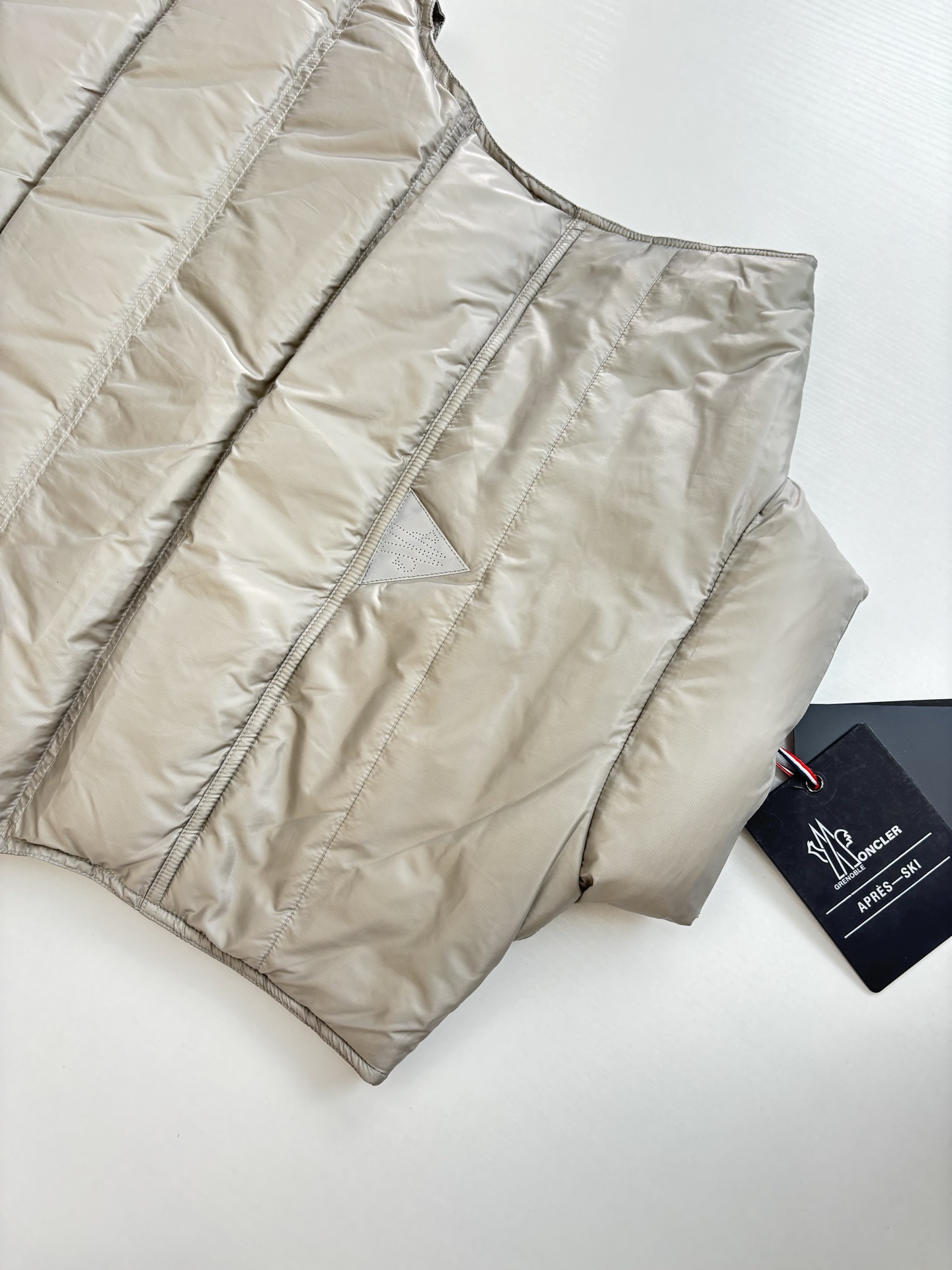 Moncle*/蒙口 标识立领羽绒服背心马甲成分含量90% 羽毛10%填充细节:聚酯纤维100%面料:锦