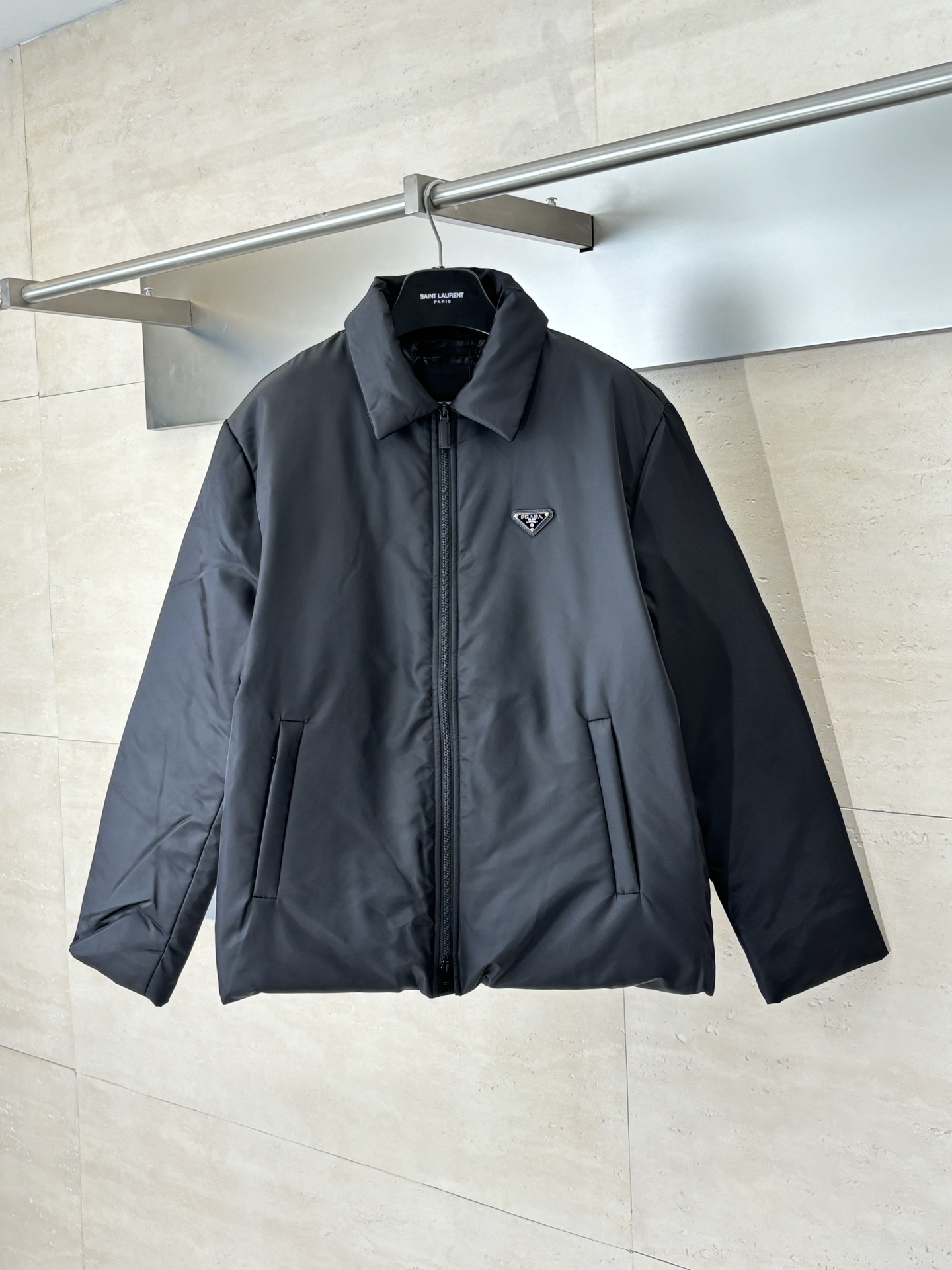 Prad*/普拉达 三角标拉链羽绒服外套Raf Simons 沿用21老款之后版型升级，采用100%环保