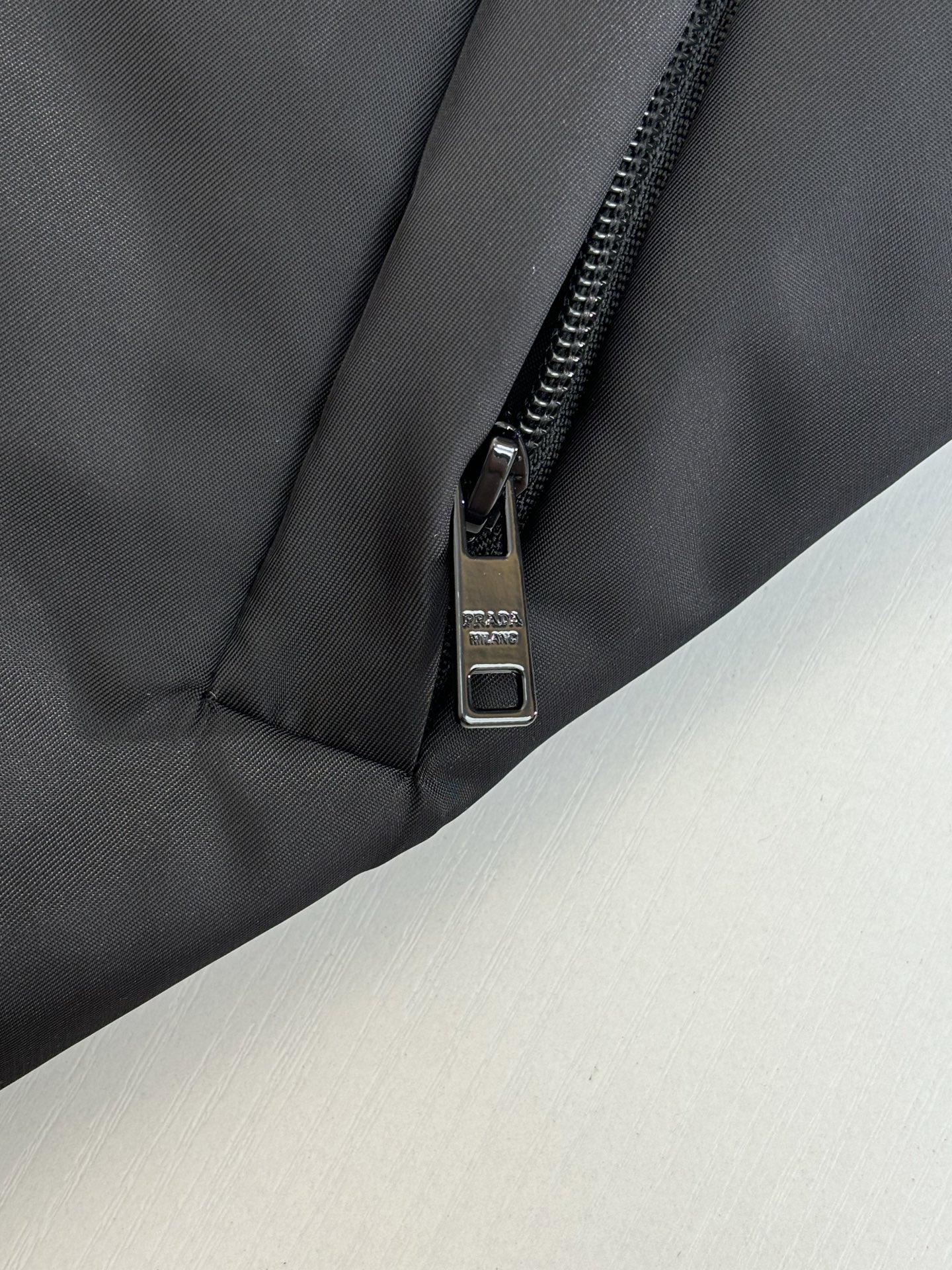 Prad*/普拉达 三角标拉链羽绒服外套Raf Simons 沿用21老款之后版型升级，采用100%环保