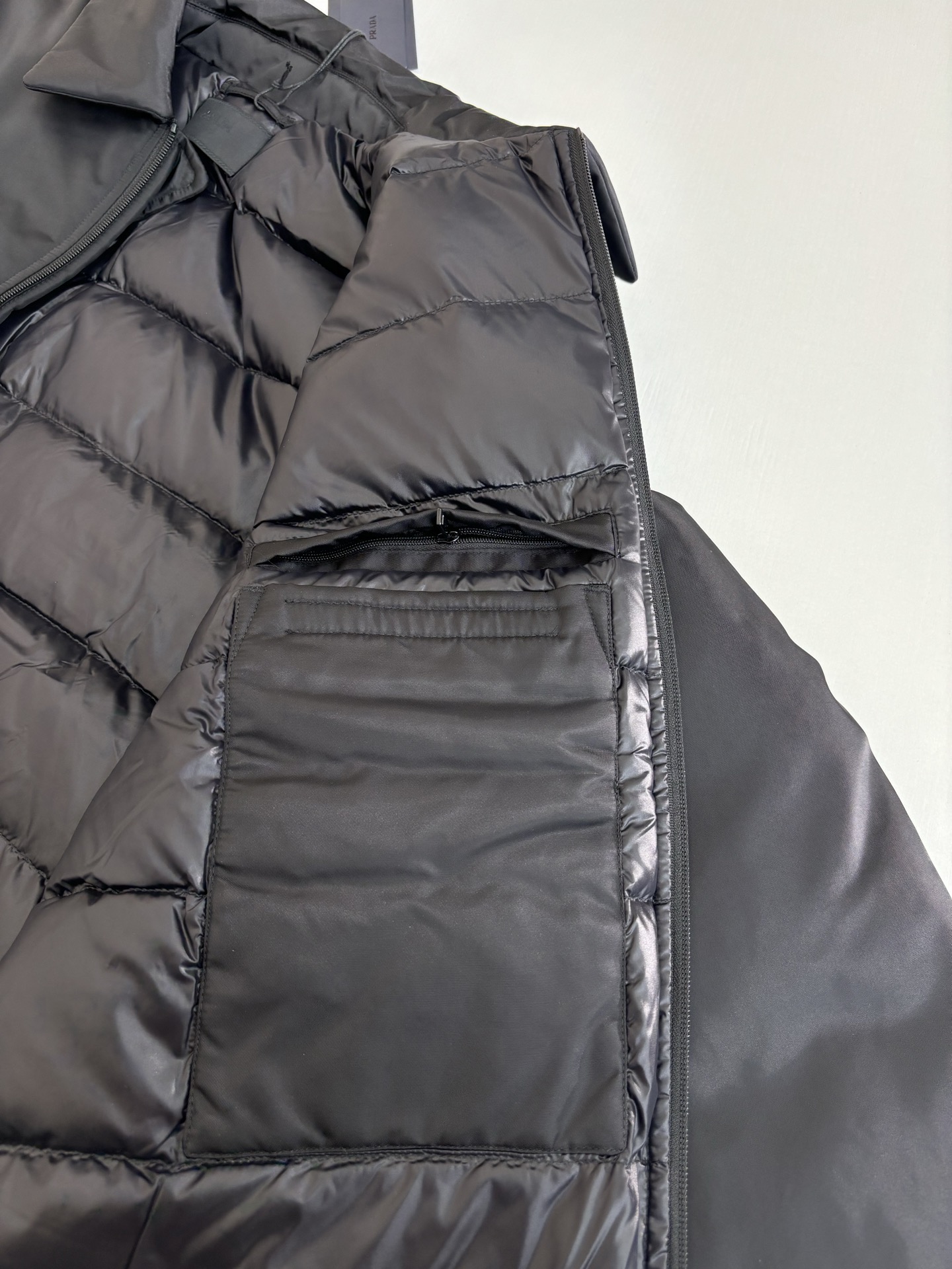 Prad*/普拉达 三角标拉链羽绒服外套Raf Simons 沿用21老款之后版型升级，采用100%环保