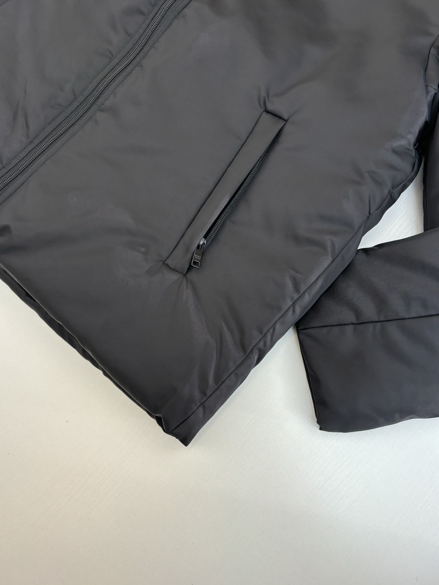 Prad*/普拉达 三角标拉链羽绒服外套Raf Simons 沿用21老款之后版型升级，采用100%环保