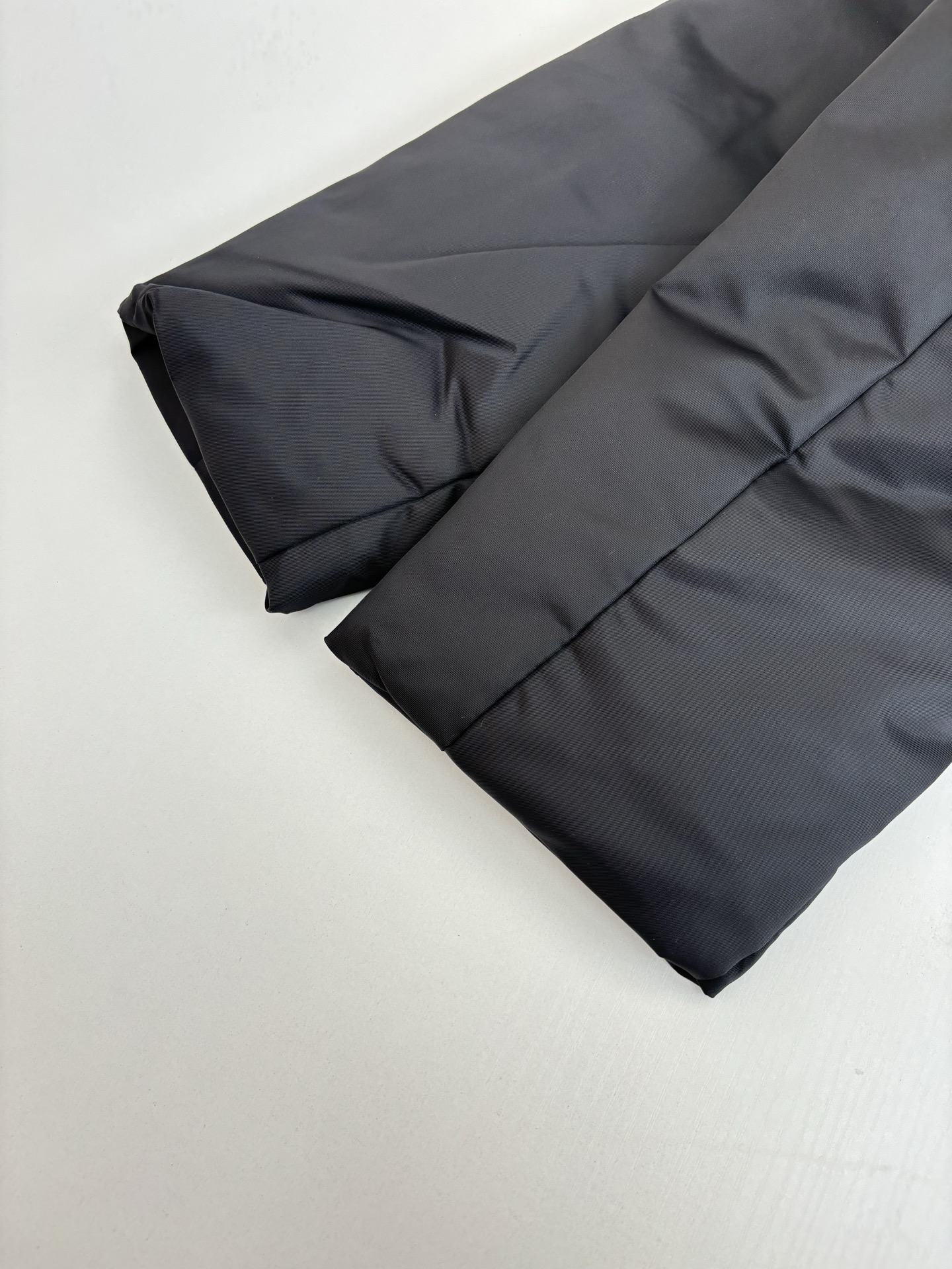 Prad*/普拉达 三角标拉链羽绒服外套Raf Simons 沿用21老款之后版型升级，采用100%环保