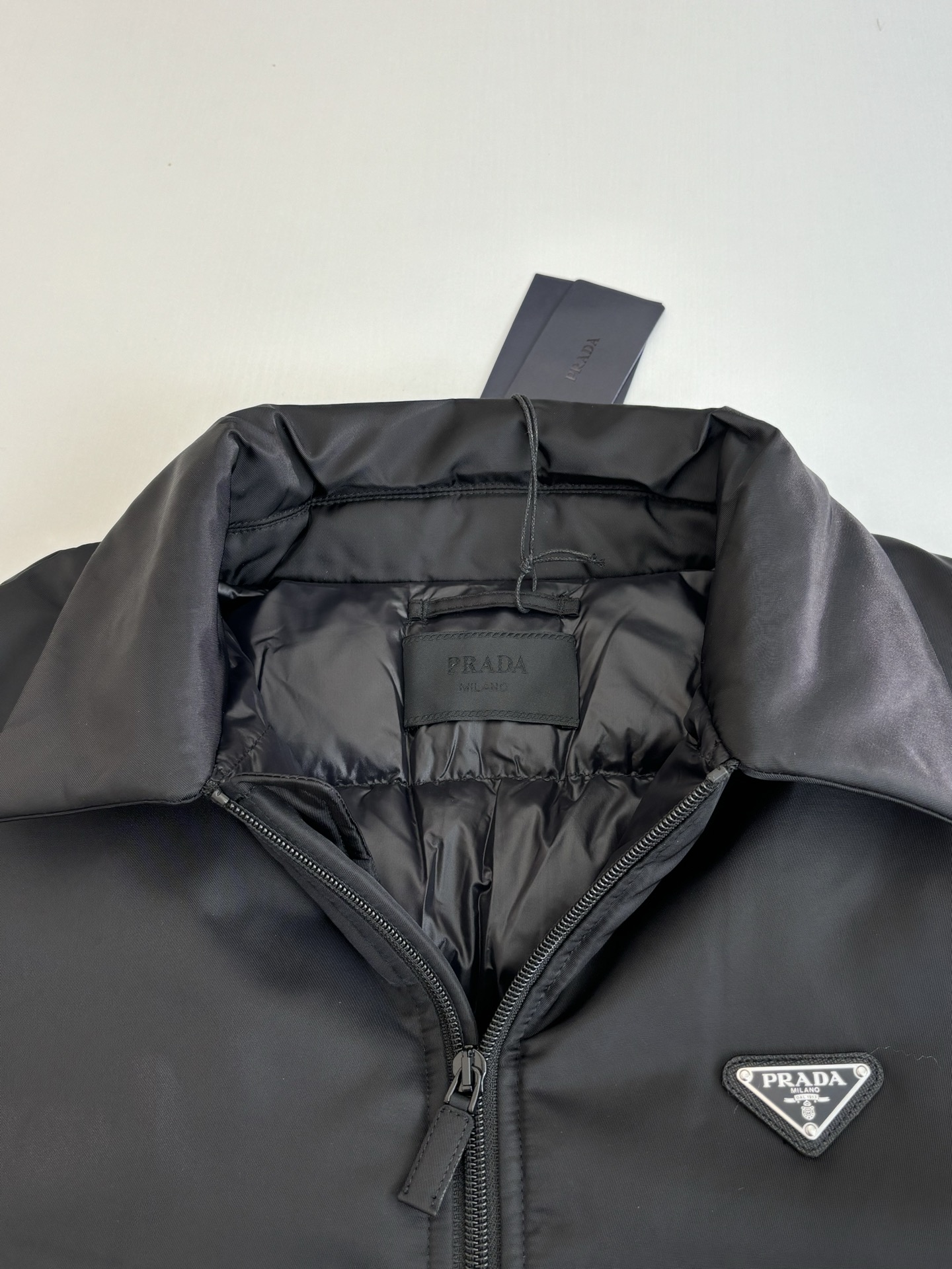 Prad*/普拉达 三角标拉链羽绒服外套Raf Simons 沿用21老款之后版型升级，采用100%环保