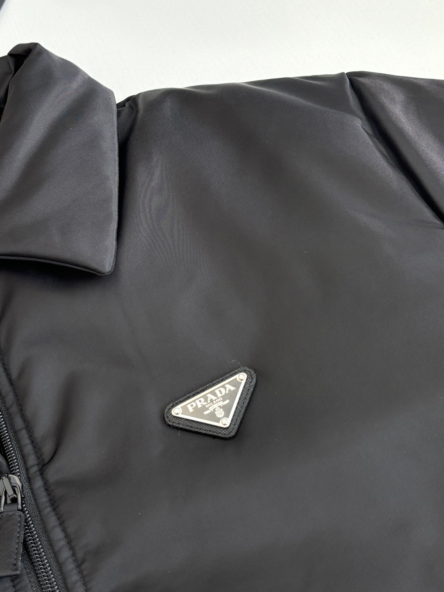 Prad*/普拉达 三角标拉链羽绒服外套Raf Simons 沿用21老款之后版型升级，采用100%环保