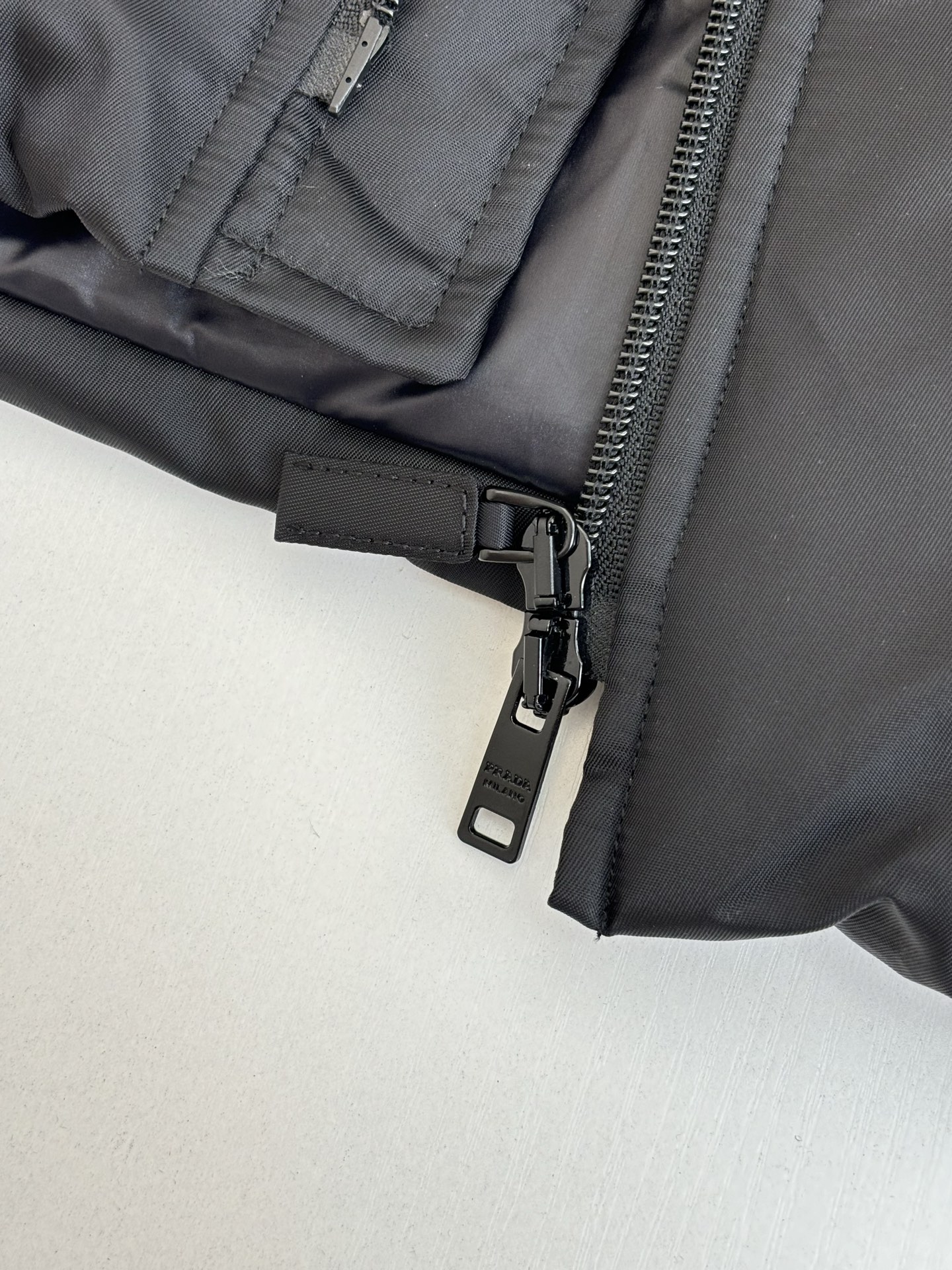 Prad*/普拉达 三角标拉链羽绒服外套Raf Simons 沿用21老款之后版型升级，采用100%环保