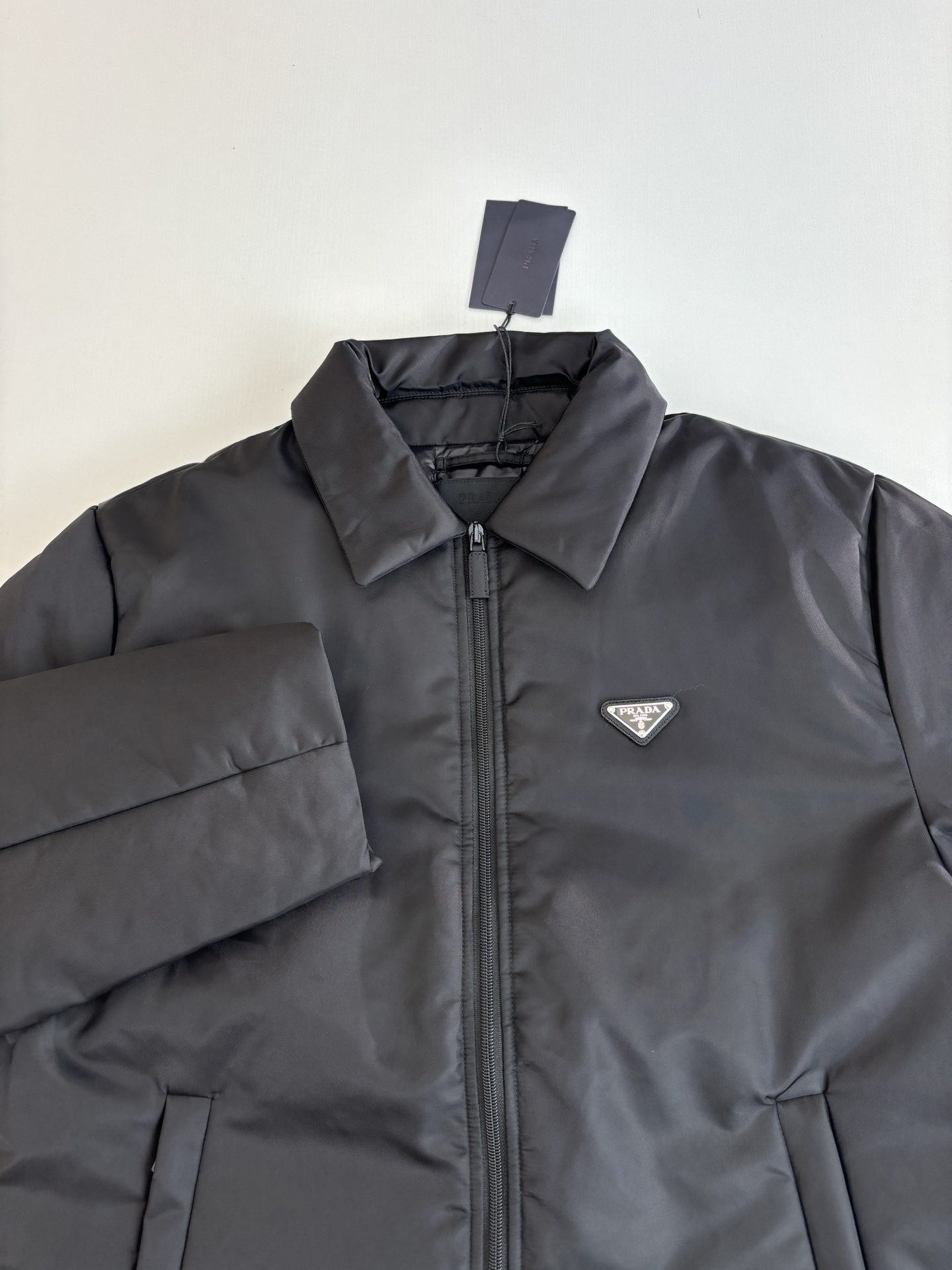 Prad*/普拉达 三角标拉链羽绒服外套Raf Simons 沿用21老款之后版型升级，采用100%环保