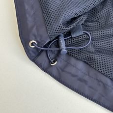 Gucc*/古驰 25SS秋冬新款假两件连帽尼龙风衣夹克冷调金属边框与暖黄灯带交织,衬托夹克的低调光泽。 Gucc*/古驰 25SS秋冬新款假两件连帽尼龙风衣夹克冷调金属边框与暖黄灯带交织,衬托夹克的低调光泽。
