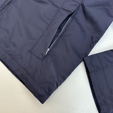 Gucc*/古驰 25SS秋冬新款假两件连帽尼龙风衣夹克冷调金属边框与暖黄灯带交织,衬托夹克的低调光泽。 Gucc*/古驰 25SS秋冬新款假两件连帽尼龙风衣夹克冷调金属边框与暖黄灯带交织,衬托夹克的低调光泽。