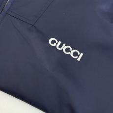 Gucc*/古驰 25SS秋冬新款假两件连帽尼龙风衣夹克冷调金属边框与暖黄灯带交织,衬托夹克的低调光泽。 Gucc*/古驰 25SS秋冬新款假两件连帽尼龙风衣夹克冷调金属边框与暖黄灯带交织,衬托夹克的低调光泽。