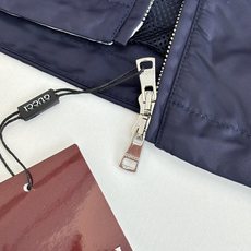 Gucc*/古驰 25SS秋冬新款假两件连帽尼龙风衣夹克冷调金属边框与暖黄灯带交织,衬托夹克的低调光泽。 Gucc*/古驰 25SS秋冬新款假两件连帽尼龙风衣夹克冷调金属边框与暖黄灯带交织,衬托夹克的低调光泽。