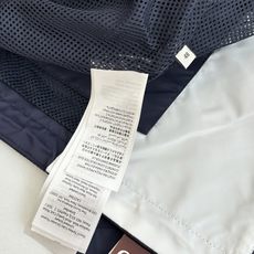 Gucc*/古驰 25SS秋冬新款假两件连帽尼龙风衣夹克冷调金属边框与暖黄灯带交织,衬托夹克的低调光泽。 Gucc*/古驰 25SS秋冬新款假两件连帽尼龙风衣夹克冷调金属边框与暖黄灯带交织,衬托夹克的低调光泽。