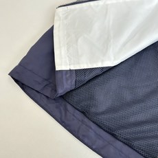 Gucc*/古驰 25SS秋冬新款假两件连帽尼龙风衣夹克冷调金属边框与暖黄灯带交织,衬托夹克的低调光泽。 Gucc*/古驰 25SS秋冬新款假两件连帽尼龙风衣夹克冷调金属边框与暖黄灯带交织,衬托夹克的低调光泽。