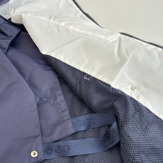 Gucc*/古驰 25SS秋冬新款假两件连帽尼龙风衣夹克冷调金属边框与暖黄灯带交织,衬托夹克的低调光泽。 Gucc*/古驰 25SS秋冬新款假两件连帽尼龙风衣夹克冷调金属边框与暖黄灯带交织,衬托夹克的低调光泽。