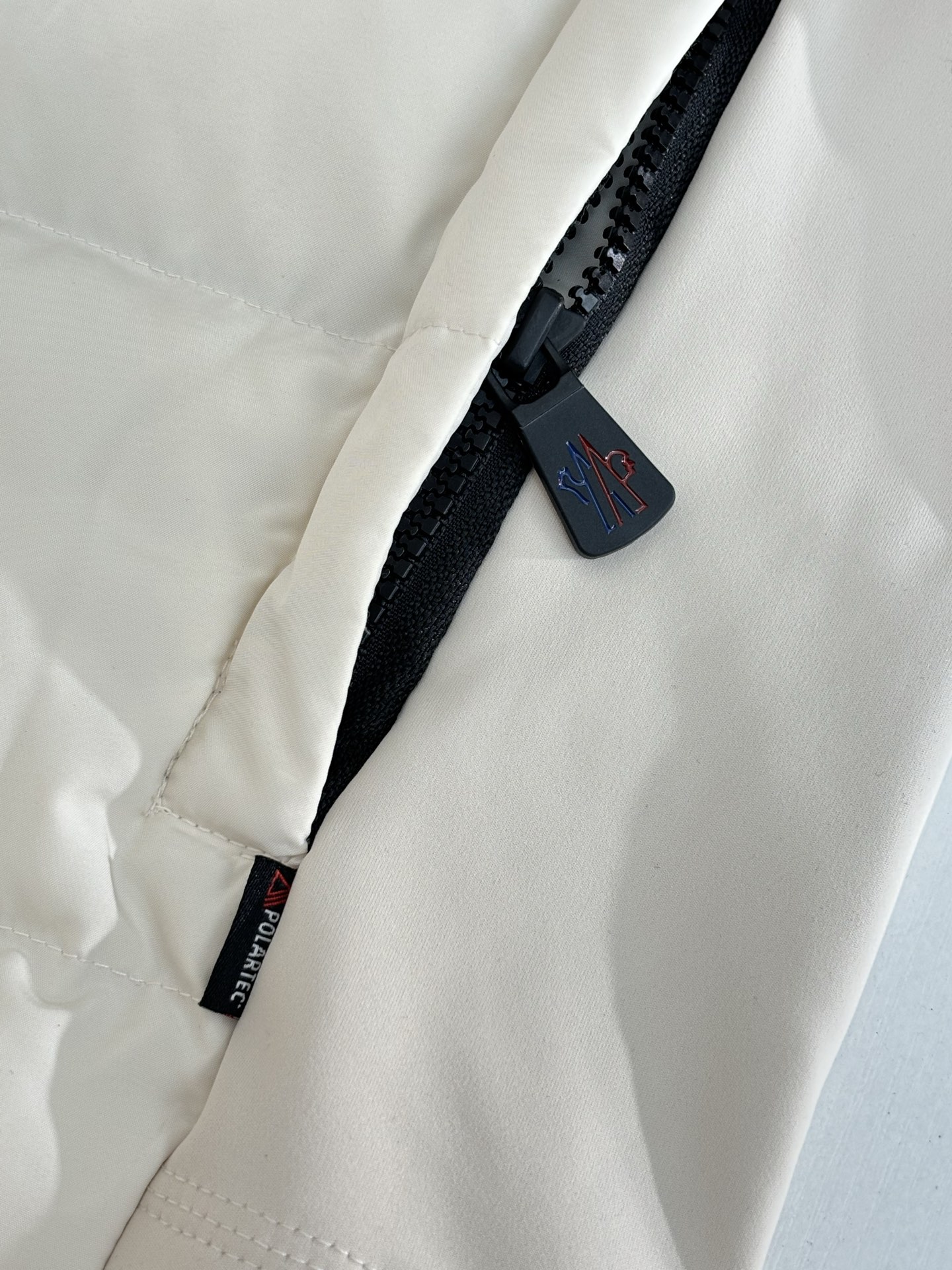 P375
Moncle*/蒙口  Grenoble纯色拼接字母徽标印花连帽长袖羽绒服

成分含量羽绒90%羽毛10%面料:聚酯纤维52%锦纶39%氨纶9%

Size：1/2/3/4