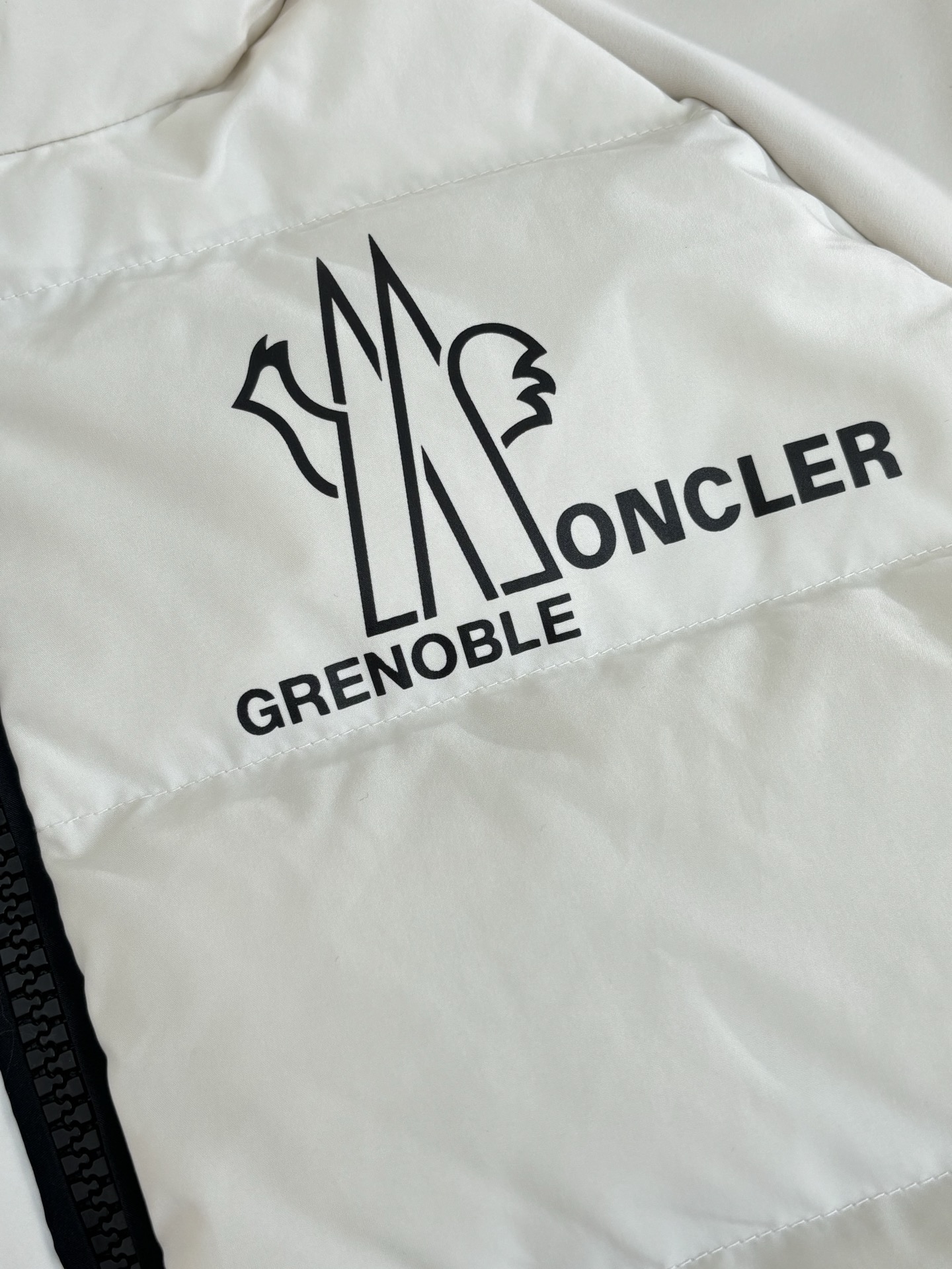 P375
Moncle*/蒙口  Grenoble纯色拼接字母徽标印花连帽长袖羽绒服

成分含量羽绒90%羽毛10%面料:聚酯纤维52%锦纶39%氨纶9%

Size：1/2/3/4