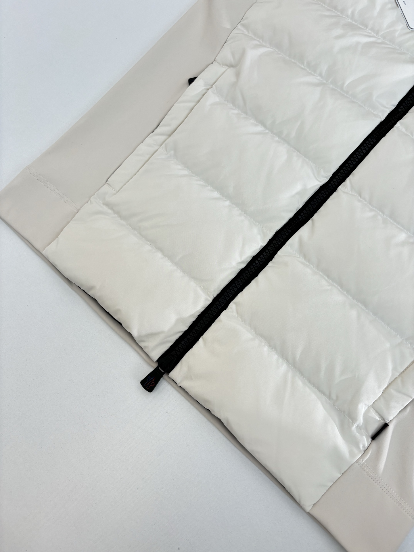 Moncle*/蒙口 Grenoble纯色拼接字母徽标印花连帽长袖羽绒服成分含量羽绒90%羽毛10%面料