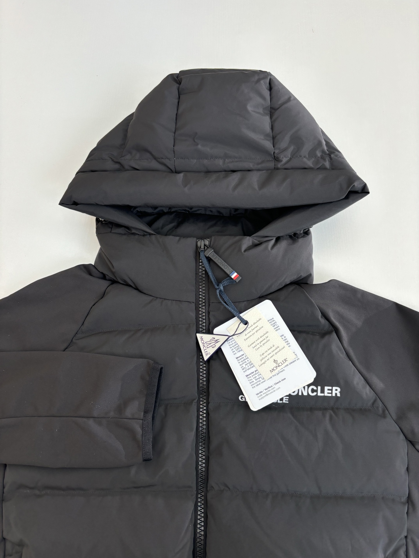 P375
Moncle*/蒙口  Grenoble纯色拼接字母徽标印花连帽长袖羽绒服

成分含量羽绒90%羽毛10%面料:聚酯纤维52%锦纶39%氨纶9%

Size：1/2/3/4