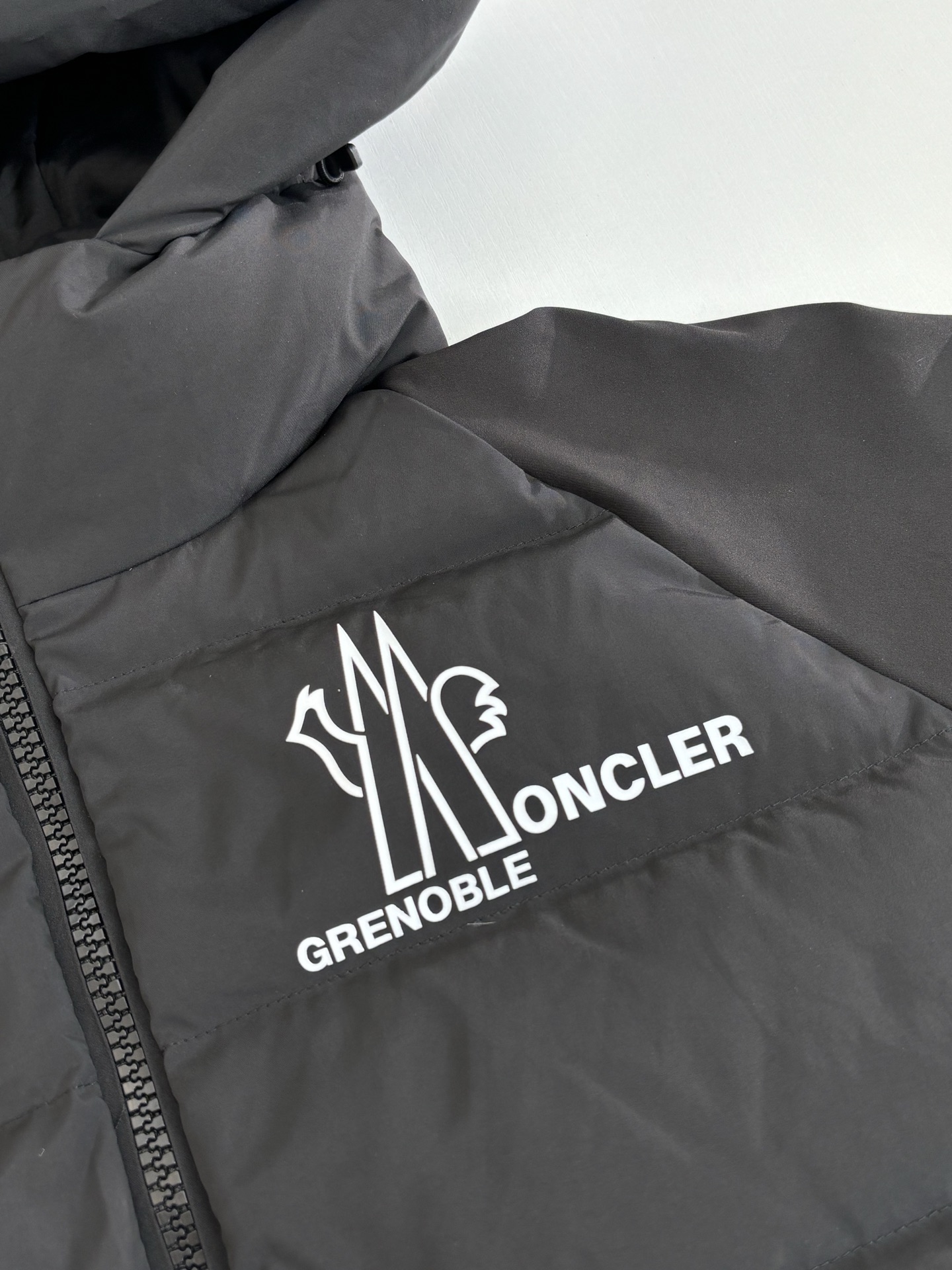 P375
Moncle*/蒙口  Grenoble纯色拼接字母徽标印花连帽长袖羽绒服

成分含量羽绒90%羽毛10%面料:聚酯纤维52%锦纶39%氨纶9%

Size：1/2/3/4