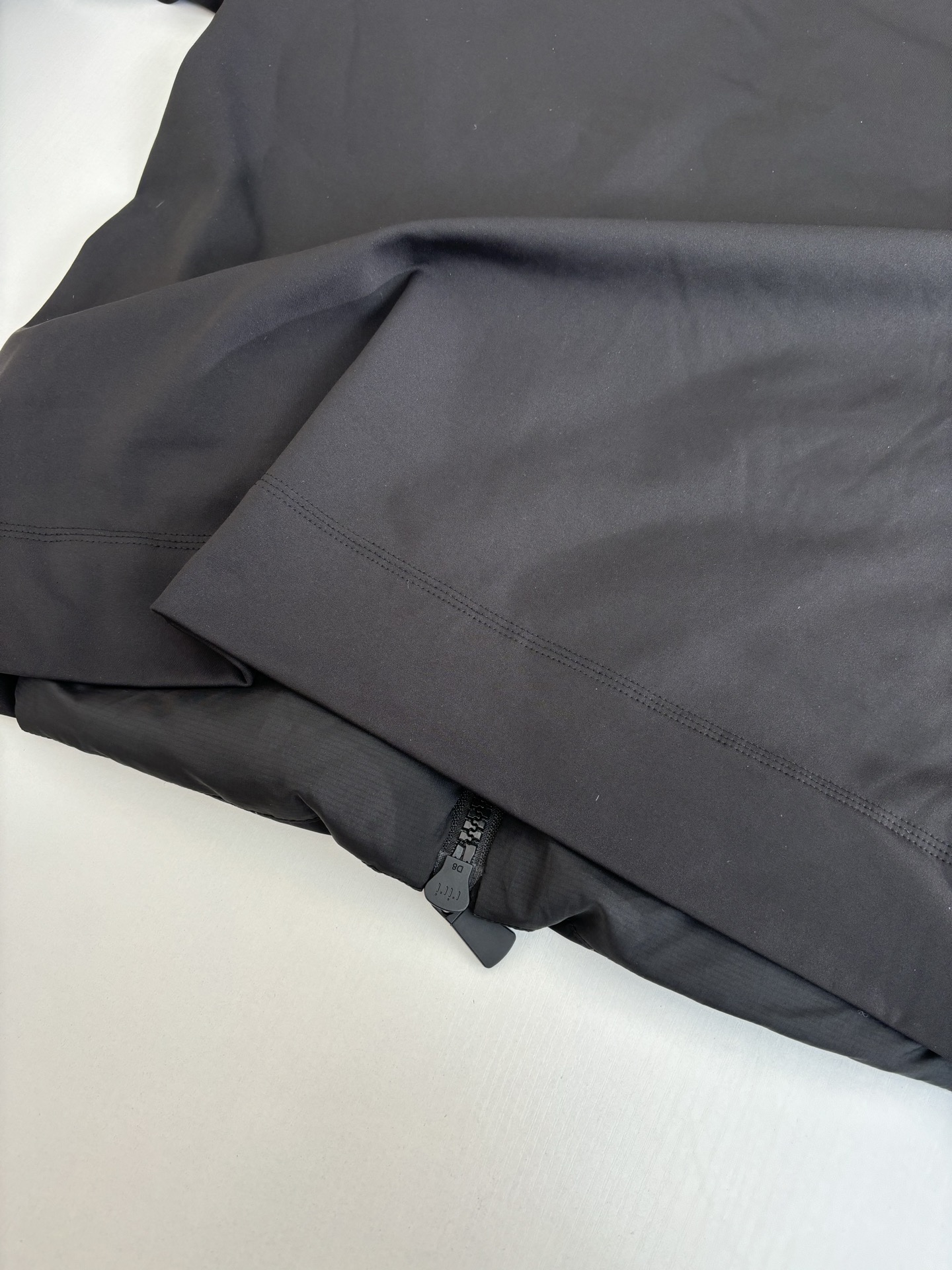 Moncle*/蒙口 Grenoble纯色拼接字母徽标印花连帽长袖羽绒服成分含量羽绒90%羽毛10%面料