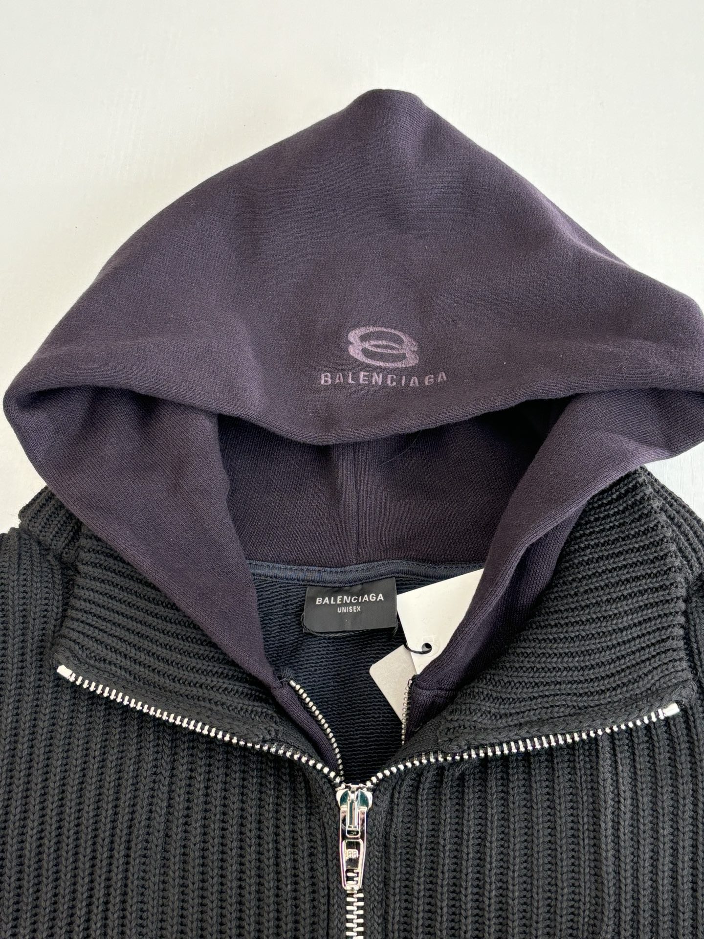 Balenciag*/巴黎Blcg 25SS 假两件拼接拉链开衫毛衣 毛衣的针织主体部分并非市面通用面料