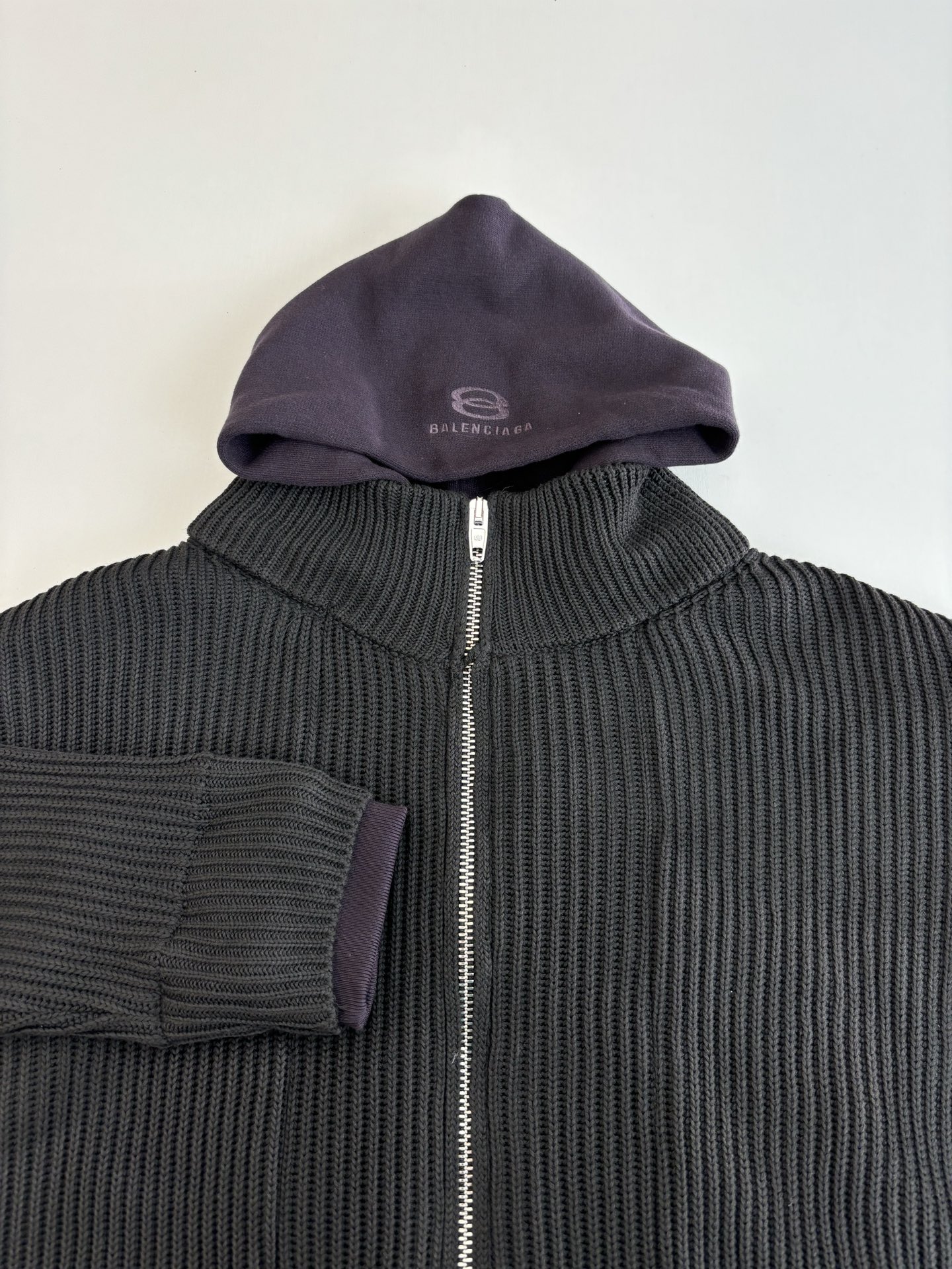 Balenciag*/巴黎Blcg 25SS 假两件拼接拉链开衫毛衣 毛衣的针织主体部分并非市面通用面料