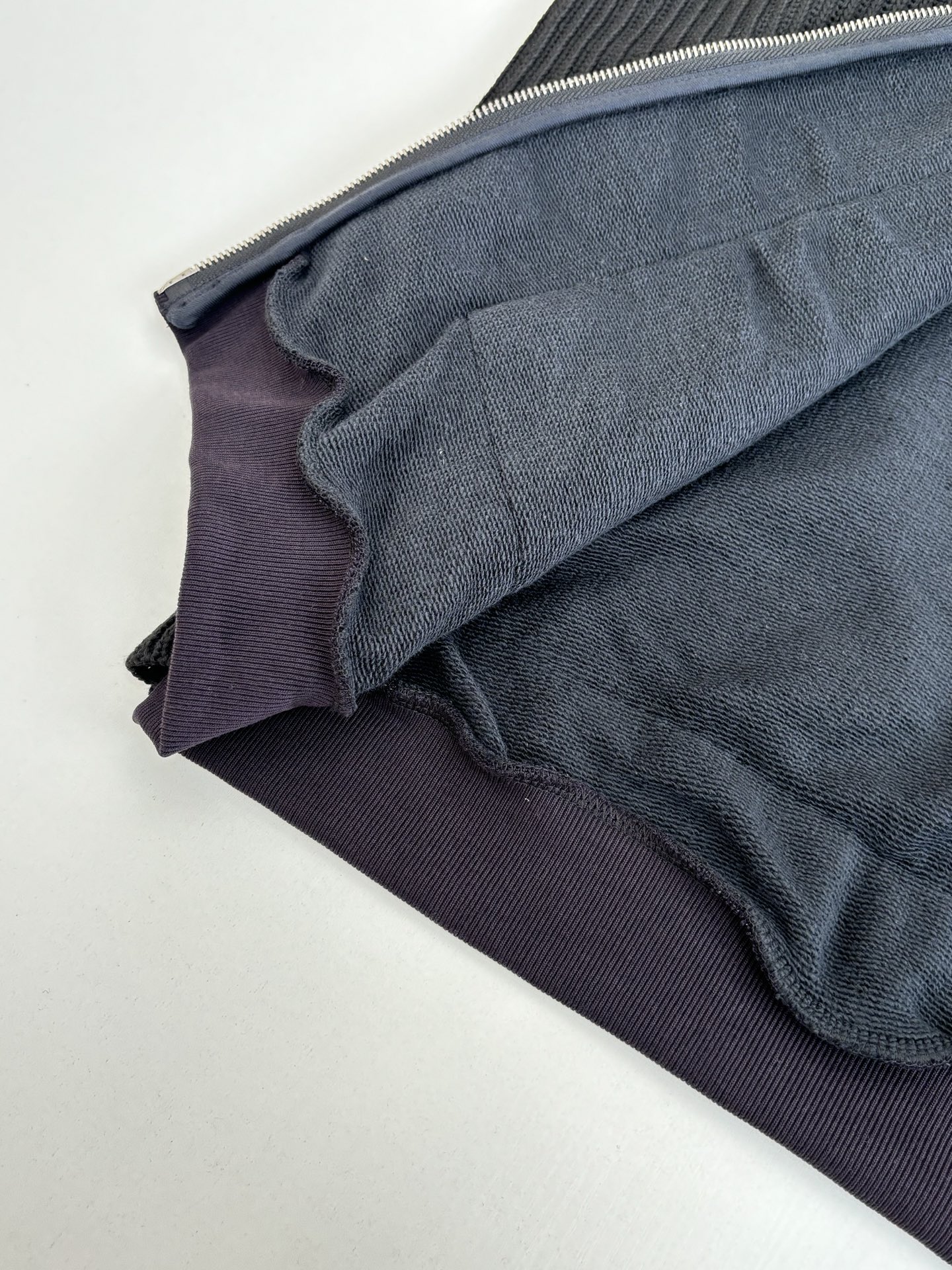 Balenciag*/巴黎Blcg 25SS 假两件拼接拉链开衫毛衣 毛衣的针织主体部分并非市面通用面料
