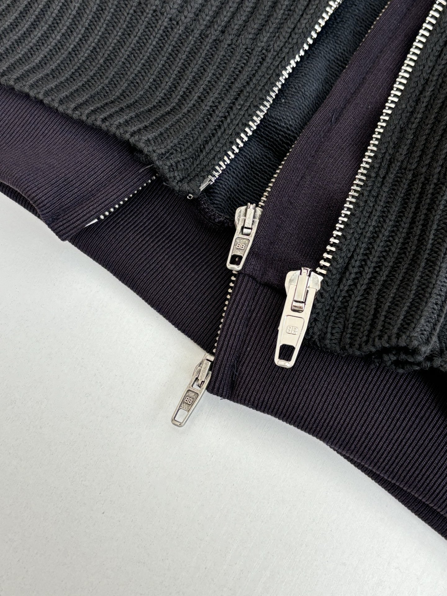 Balenciag*/巴黎Blcg 25SS 假两件拼接拉链开衫毛衣 毛衣的针织主体部分并非市面通用面料