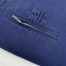 Miu Mi*/缪缪 25FW 法工伐木夹棉外套采用16OZ进口高克重牛仔面料,选用更长绒的优质棉花纺成 Miu Mi*/缪缪 25FW 法工伐木夹棉外套采用16OZ进口高克重牛仔面料,选用更长绒的优质棉花纺成