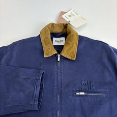 Miu Mi*/缪缪 25FW 法工伐木夹棉外套采用16OZ进口高克重牛仔面料,选用更长绒的优质棉花纺成 Miu Mi*/缪缪 25FW 法工伐木夹棉外套采用16OZ进口高克重牛仔面料,选用更长绒的优质棉花纺成
