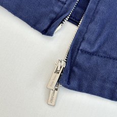 Miu Mi*/缪缪 25FW 法工伐木夹棉外套采用16OZ进口高克重牛仔面料,选用更长绒的优质棉花纺成 Miu Mi*/缪缪 25FW 法工伐木夹棉外套采用16OZ进口高克重牛仔面料,选用更长绒的优质棉花纺成