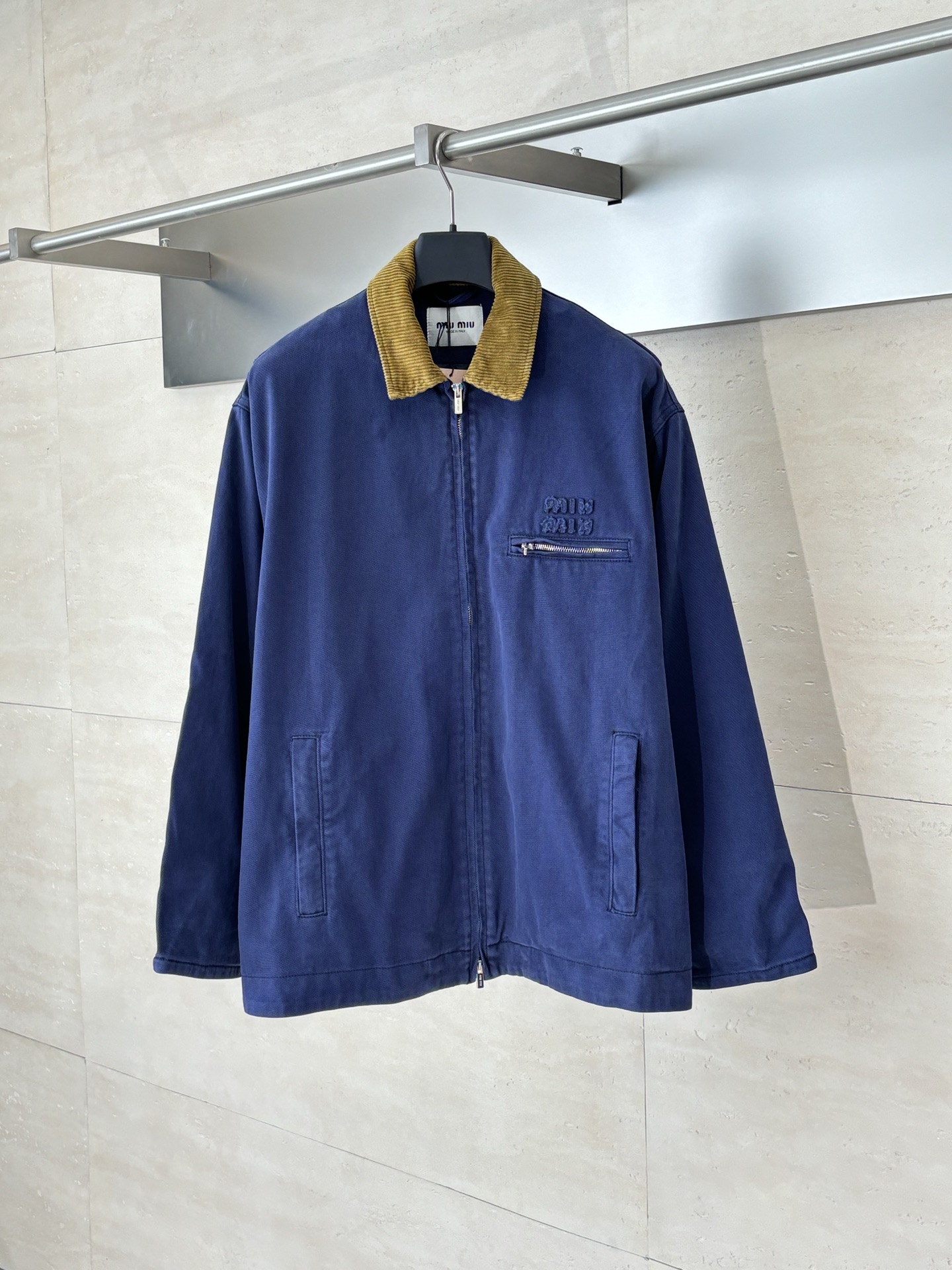 Miu Mi*/缪缪 25FW 法工伐木夹棉外套采用16OZ进口高克重牛仔面料，选用更长绒的优质棉花纺成