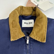 Miu Mi*/缪缪 25FW 法工伐木夹棉外套采用16OZ进口高克重牛仔面料,选用更长绒的优质棉花纺成 Miu Mi*/缪缪 25FW 法工伐木夹棉外套采用16OZ进口高克重牛仔面料,选用更长绒的优质棉花纺成