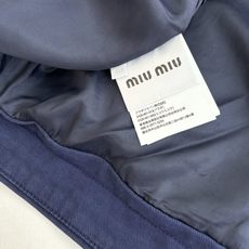 Miu Mi*/缪缪 25FW 法工伐木夹棉外套采用16OZ进口高克重牛仔面料,选用更长绒的优质棉花纺成 Miu Mi*/缪缪 25FW 法工伐木夹棉外套采用16OZ进口高克重牛仔面料,选用更长绒的优质棉花纺成