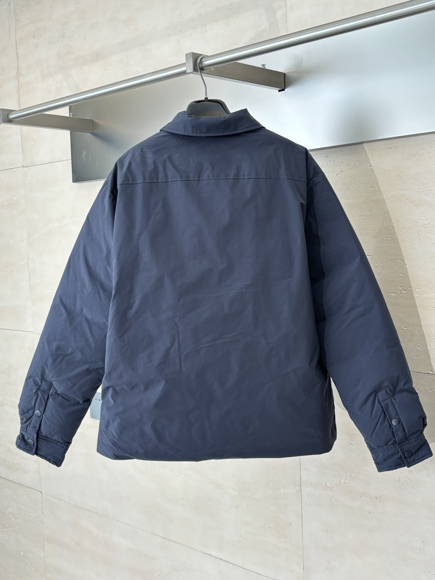 Moncle*/蒙口 标识翻领夹克羽绒服外套EPine短身羽绒外套采用防泼水micro soft制成，耐