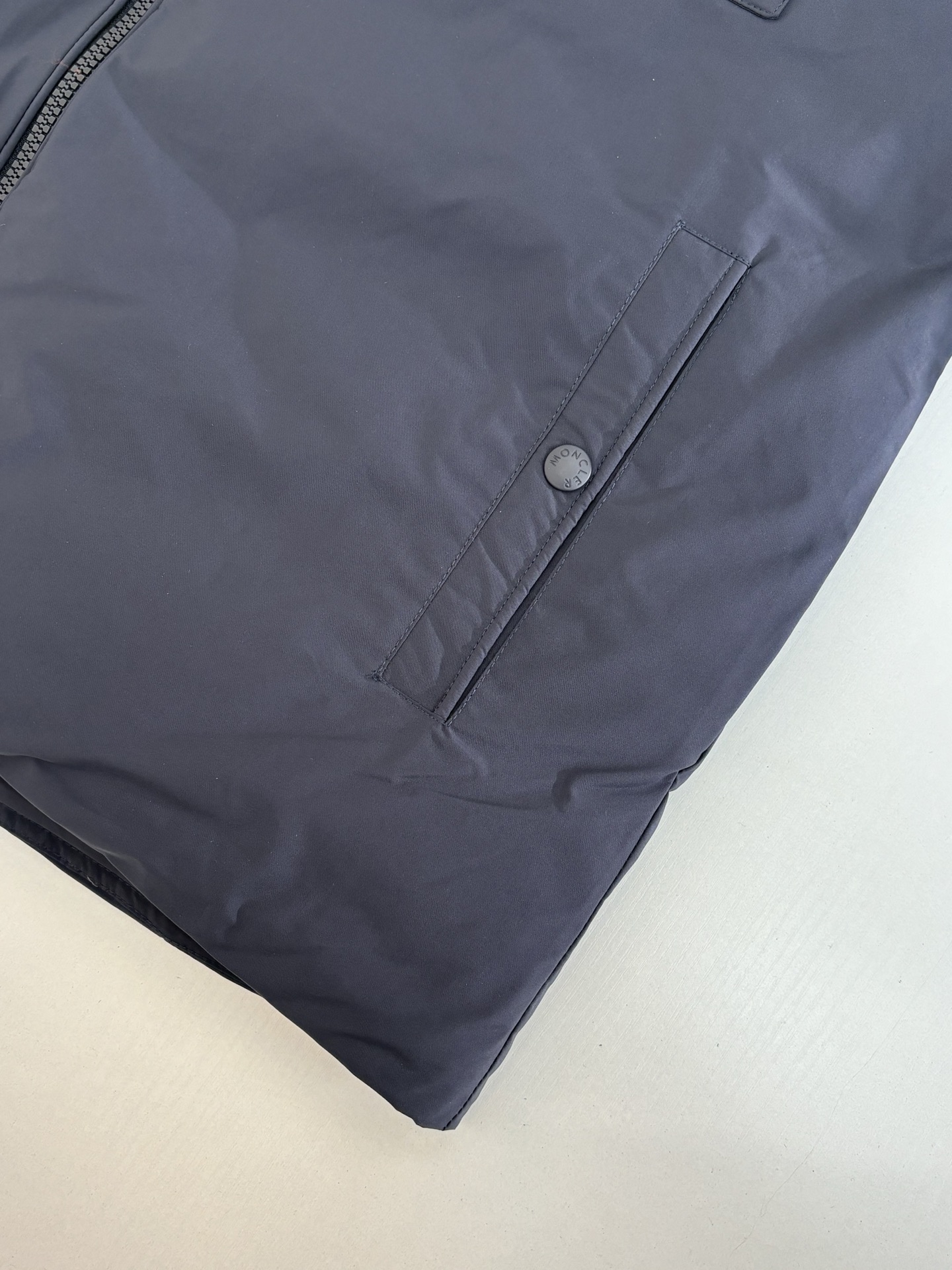 Moncle*/蒙口 标识翻领夹克羽绒服外套EPine短身羽绒外套采用防泼水micro soft制成，耐