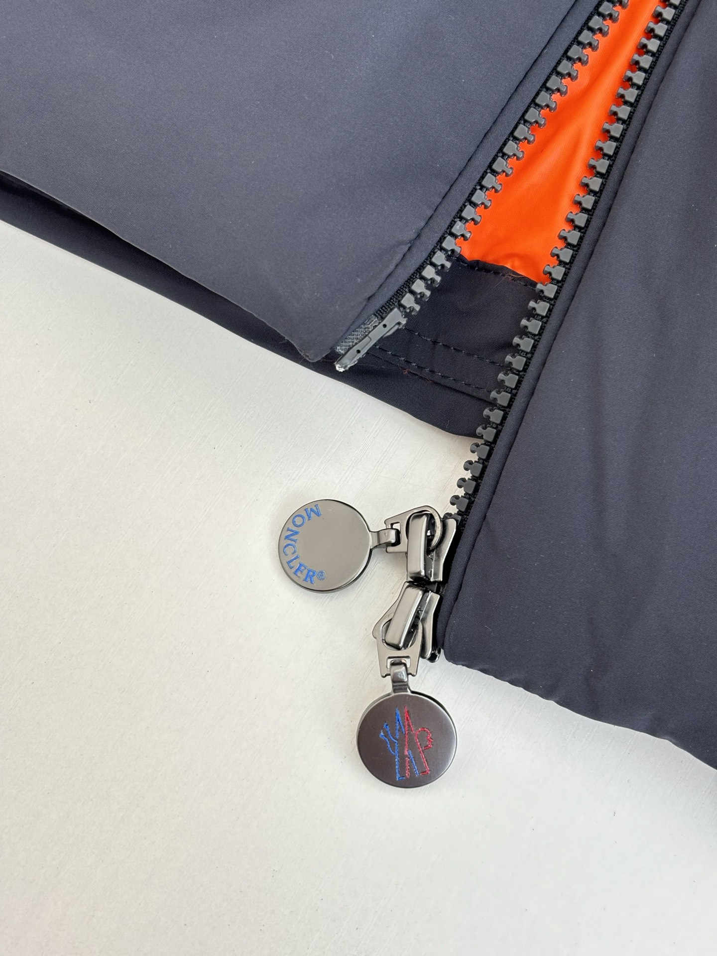 Moncle*/蒙口 标识翻领夹克羽绒服外套EPine短身羽绒外套采用防泼水micro soft制成，耐