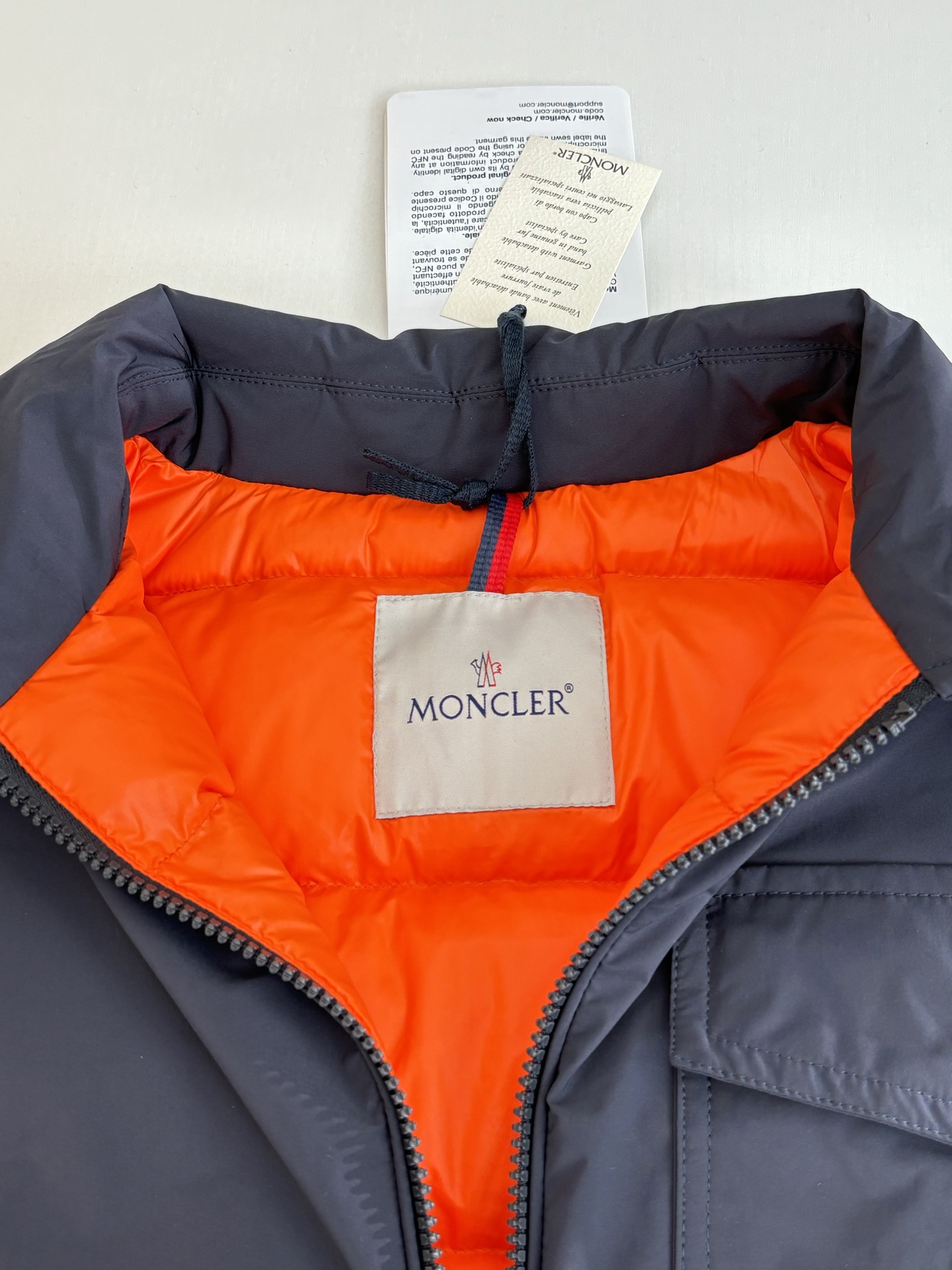 Moncle*/蒙口 标识翻领夹克羽绒服外套EPine短身羽绒外套采用防泼水micro soft制成，耐