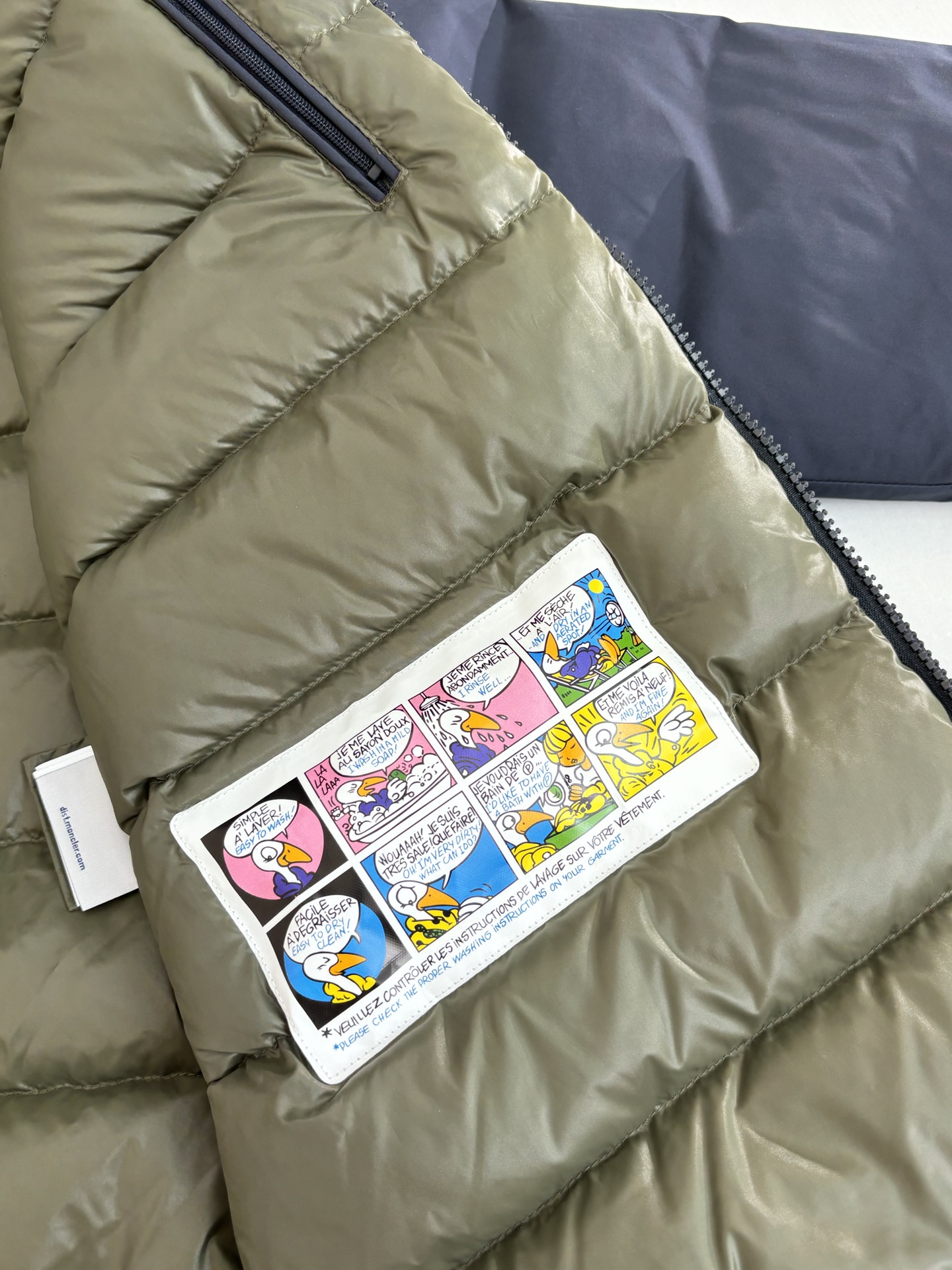 P475
Moncle*/蒙口 标识立领夹克羽绒服外套

Epine短身羽绒外套采用防泼水micro soft制成，耐穿又轻盈。此短身羽绒外套采用隐藏式绗缝设计，确保温暖，同时营造流丽轮廓。这款保暖衣设计时尚而实用，从城市到户外皆宜。

Size：1/2/3/4