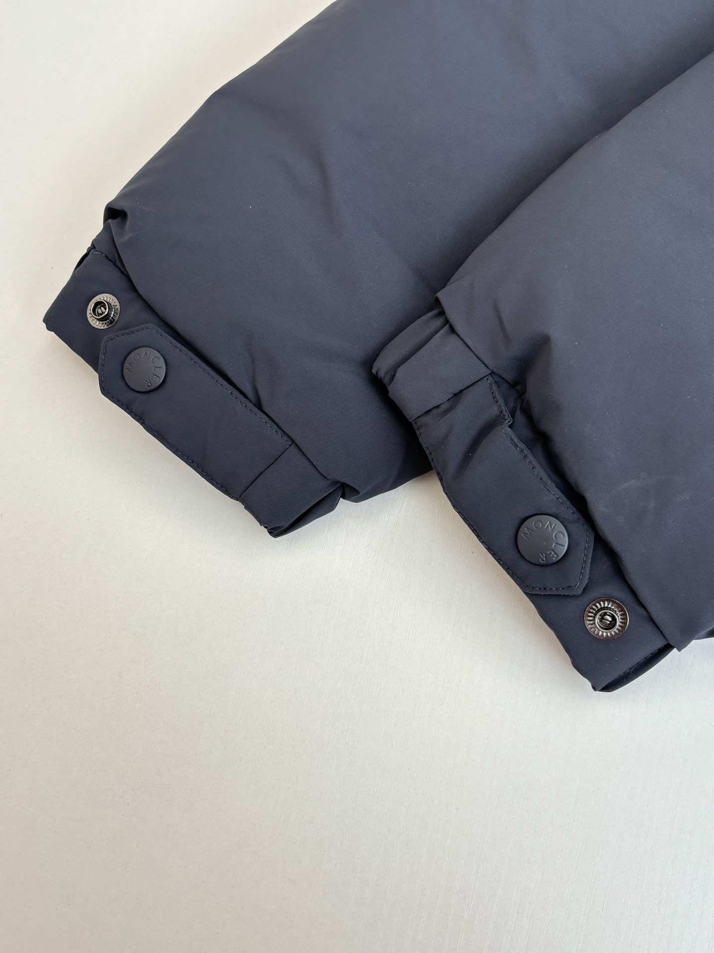 Moncle*/蒙口 标识立领夹克羽绒服外套EPine短身羽绒外套采用防泼水micro soft制成，耐