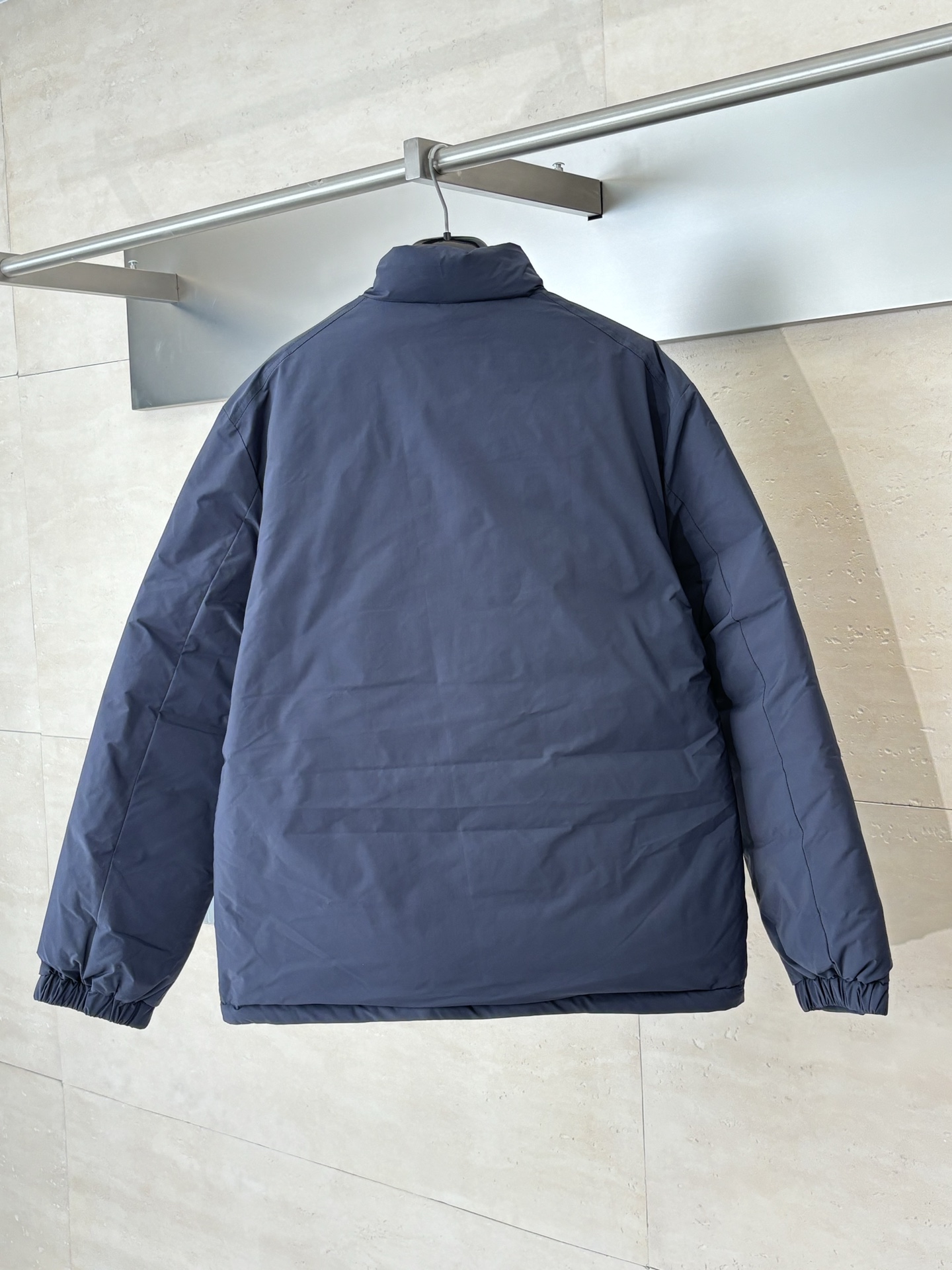 P475
Moncle*/蒙口 标识立领夹克羽绒服外套

Epine短身羽绒外套采用防泼水micro soft制成，耐穿又轻盈。此短身羽绒外套采用隐藏式绗缝设计，确保温暖，同时营造流丽轮廓。这款保暖衣设计时尚而实用，从城市到户外皆宜。

Size：1/2/3/4