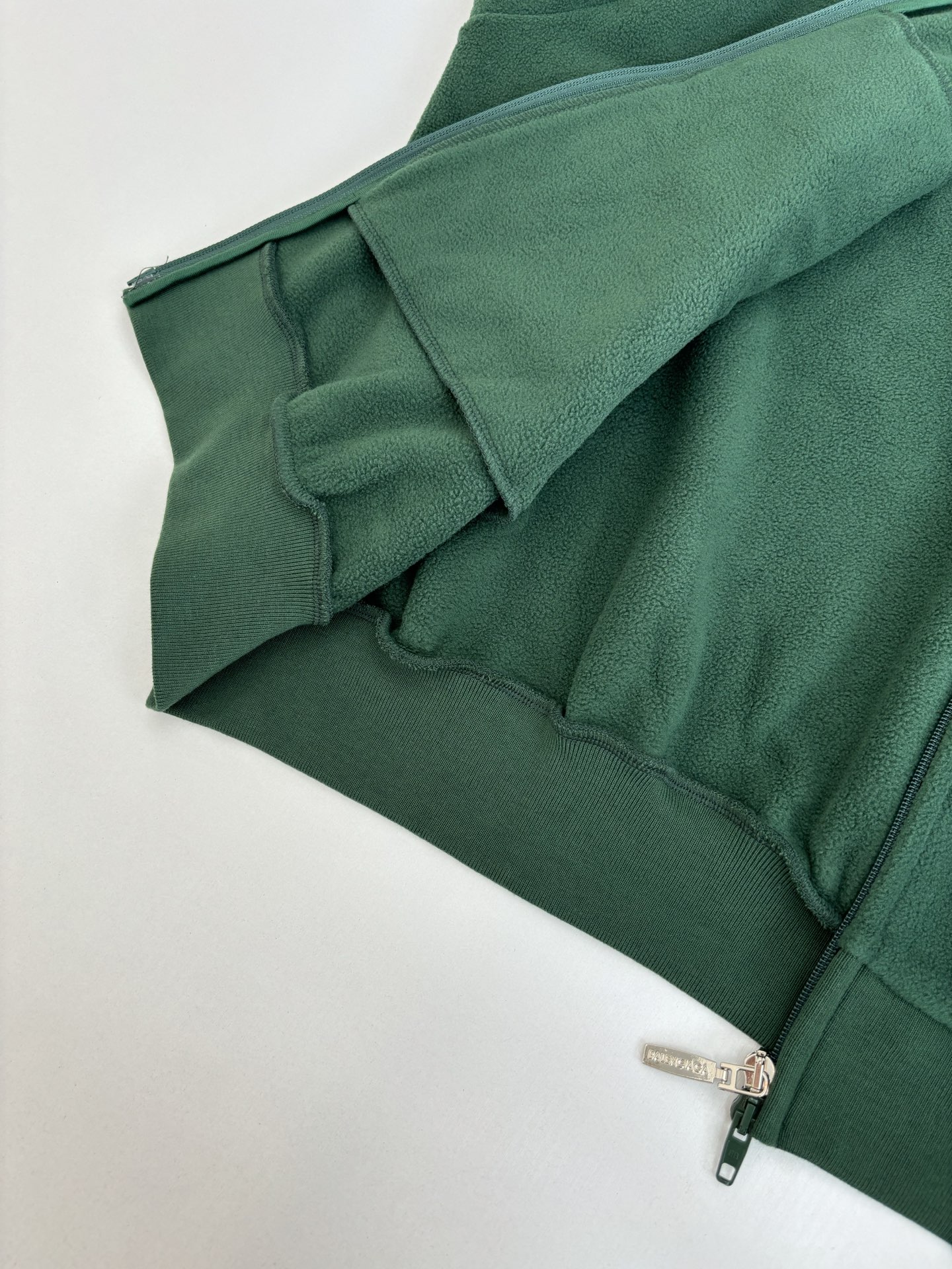 P255
Balenciag*/巴黎Blcg PRE-FALL 25大圆环刺绣摇粒绒外套

Size：S/M/L/XL