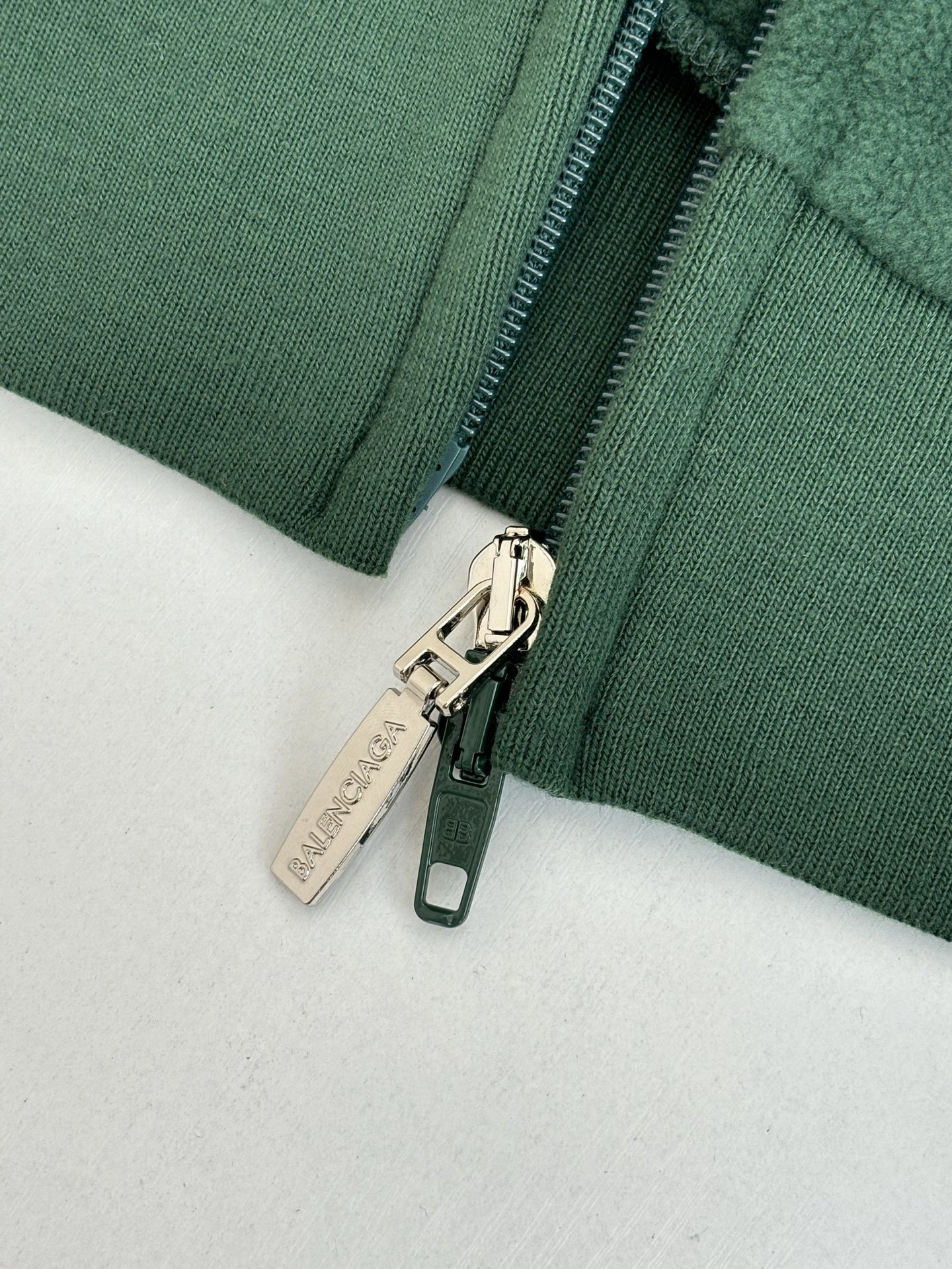 P255
Balenciag*/巴黎Blcg PRE-FALL 25大圆环刺绣摇粒绒外套

Size：S/M/L/XL