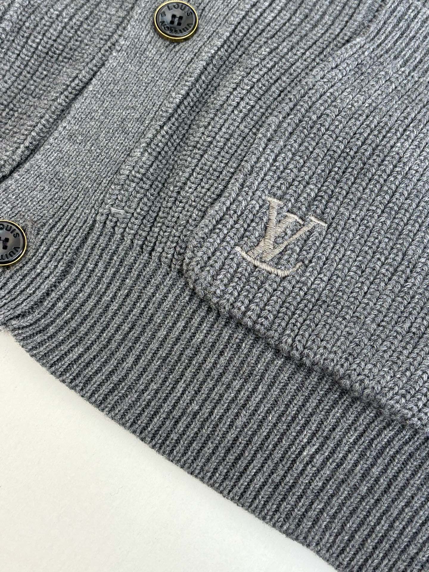 P295
1V/路易 胶囊系列灰色V领针织开衫

Size：S/M/L/XL