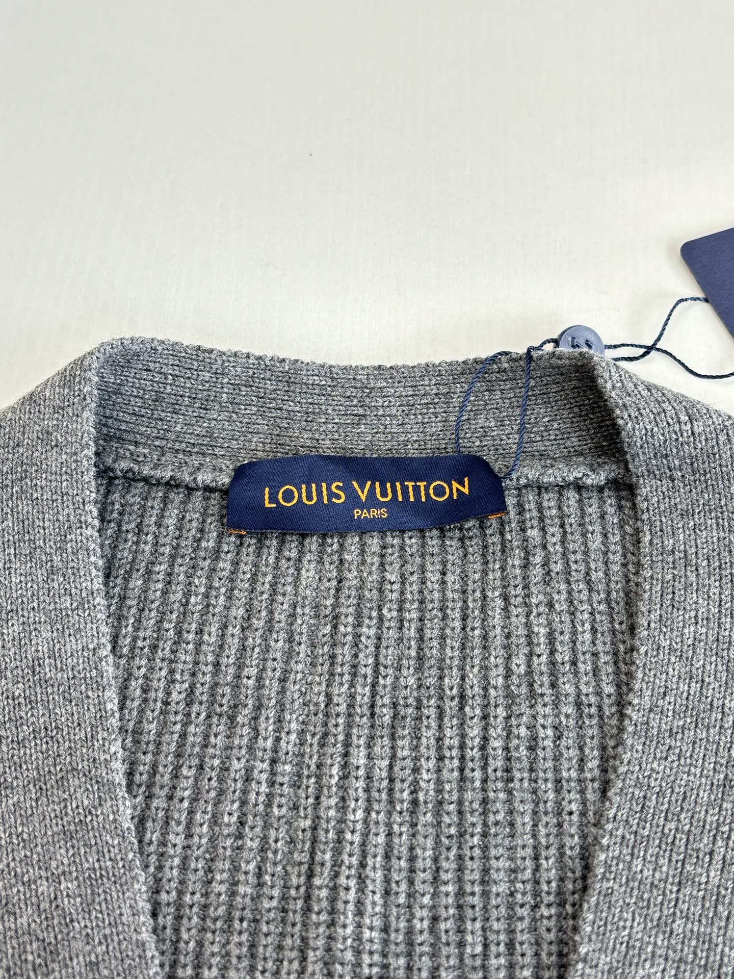 P295
1V/路易 胶囊系列灰色V领针织开衫

Size：S/M/L/XL