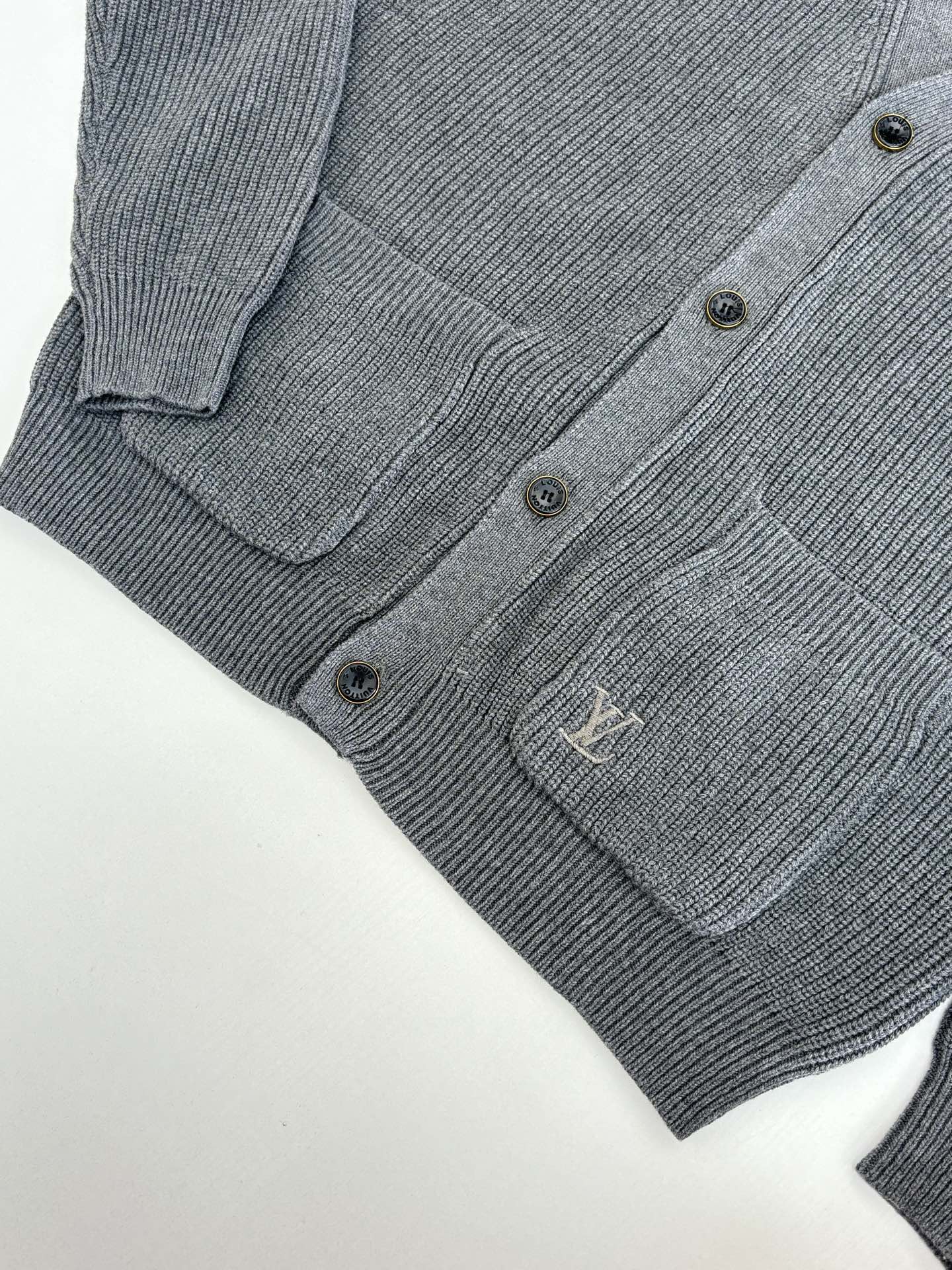 P295
1V/路易 胶囊系列灰色V领针织开衫

Size：S/M/L/XL