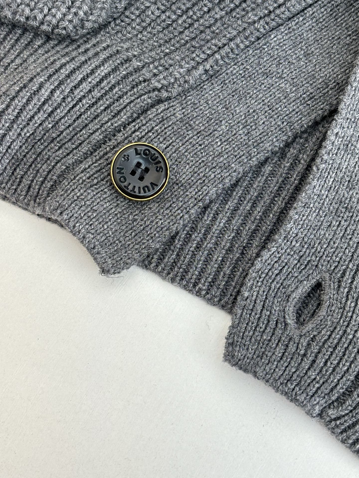 P295
1V/路易 胶囊系列灰色V领针织开衫

Size：S/M/L/XL