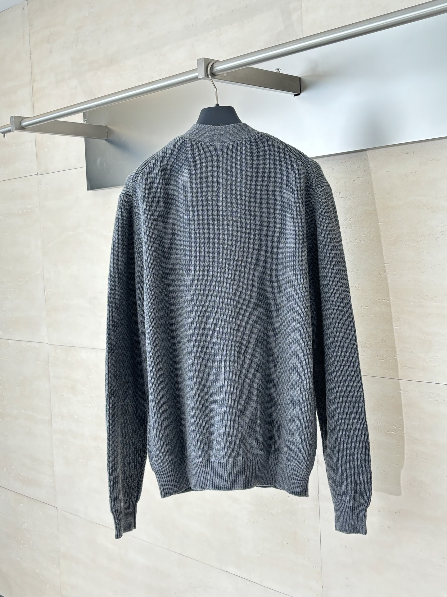 P295
1V/路易 胶囊系列灰色V领针织开衫

Size：S/M/L/XL