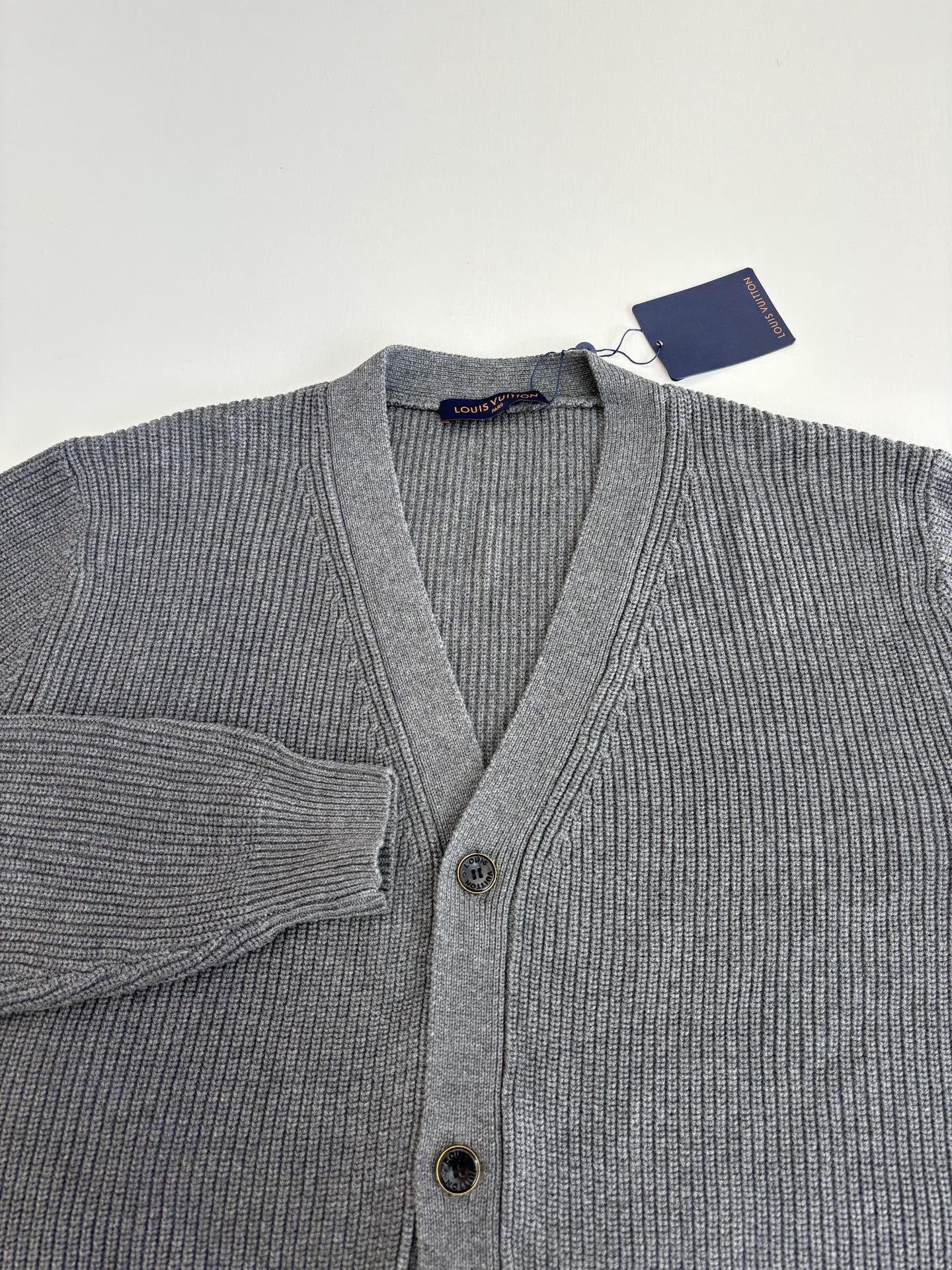 P295
1V/路易 胶囊系列灰色V领针织开衫

Size：S/M/L/XL