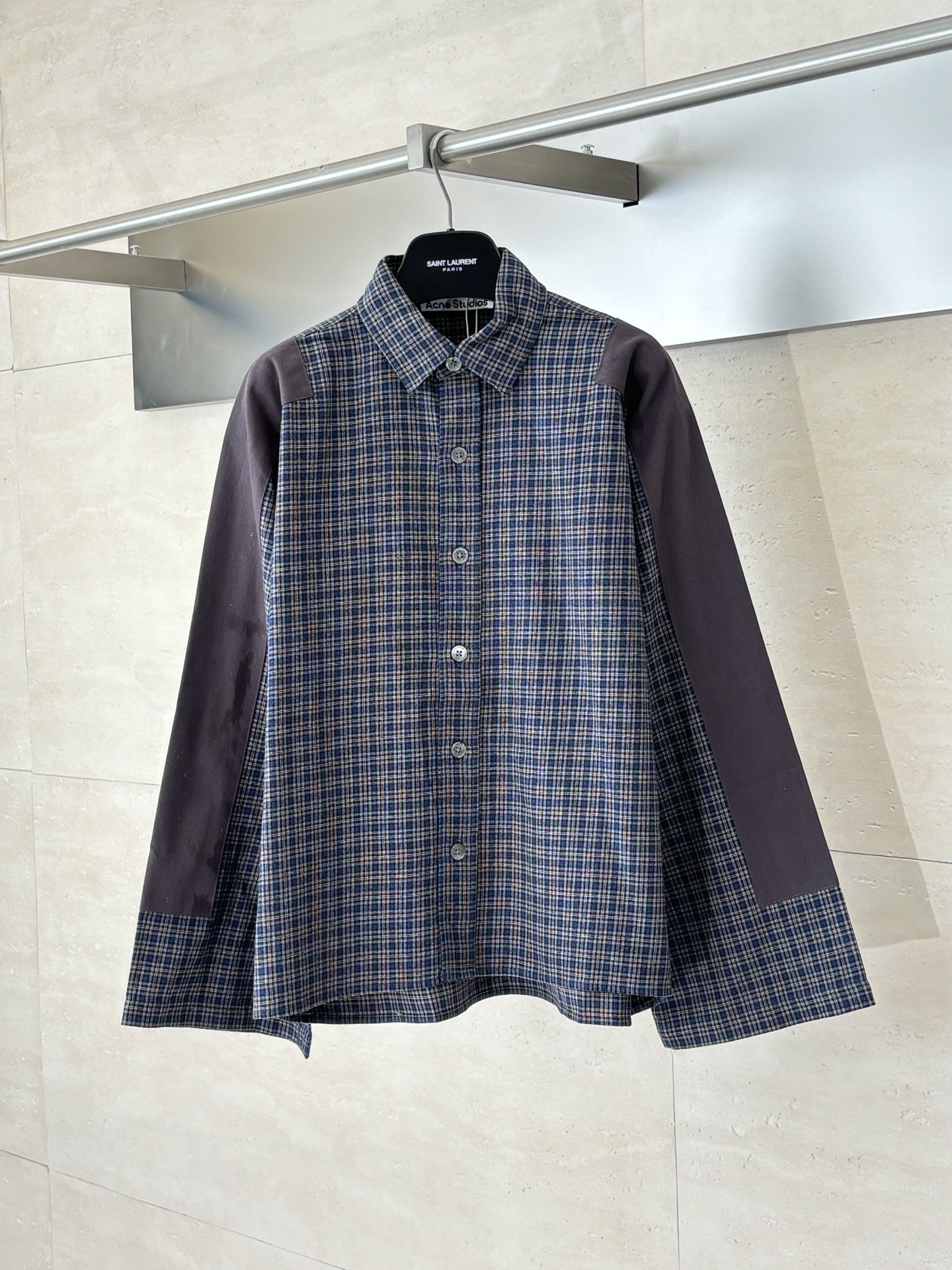 NO:539994,Acne Studios*/25 plaid contrast patch patch spliced ​​sleeve long-sleeved shirt YB purchased the version, using customized twill cotton fabric, fabric fixed weaving and dyeing, back collar ACNE small logo, shell female button, can be matched with the lower parts of the same season to create a fashionable look, and use various occasions to customize auxiliary materials Size38/40/42/44,,acne studios,dior,shirts,alexander wang19860909Acne Studios*/25格纹撞色补丁拼接袖长袖衬衫 YB购入打版,采用定制斜纹全棉面料,面料定织定染,后领ACNE小标志,贝壳母纽扣,可与同季下装搭配营造时尚造型,驾驭各种场合,定制辅料 Size38/40/42/44,,acne studios,dior,shirts,alexander wang,Men's clothing